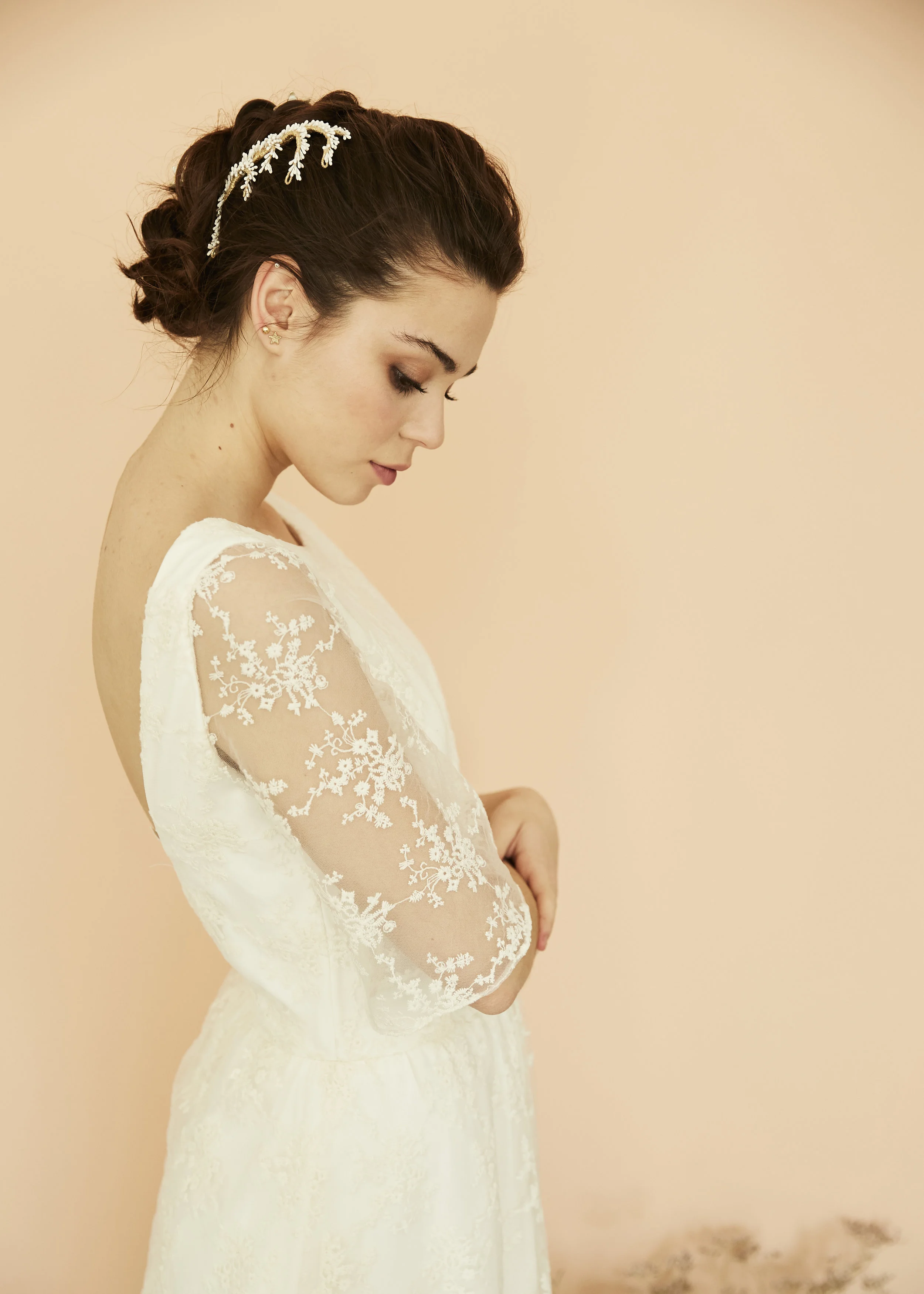 Irene con vestido · T o d é · @lauralomasdesign Tocado de @alophila modelo: ✨ tocado Marta Pendientes: @acus_complementos modelo: ✨Gold star✨ ♥️ Foto: @maritutunni Maquillaje: @tespin.makeup