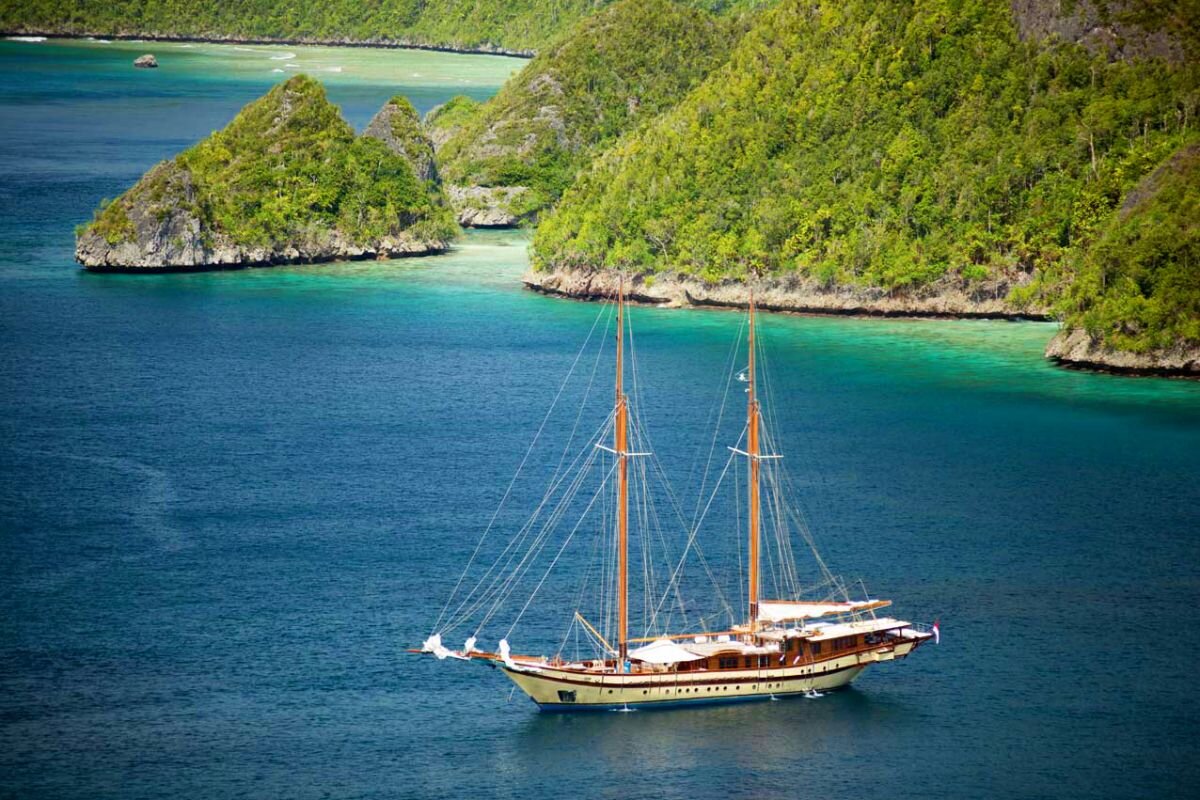 Dive in Raja Ampat from a Private Yacht
