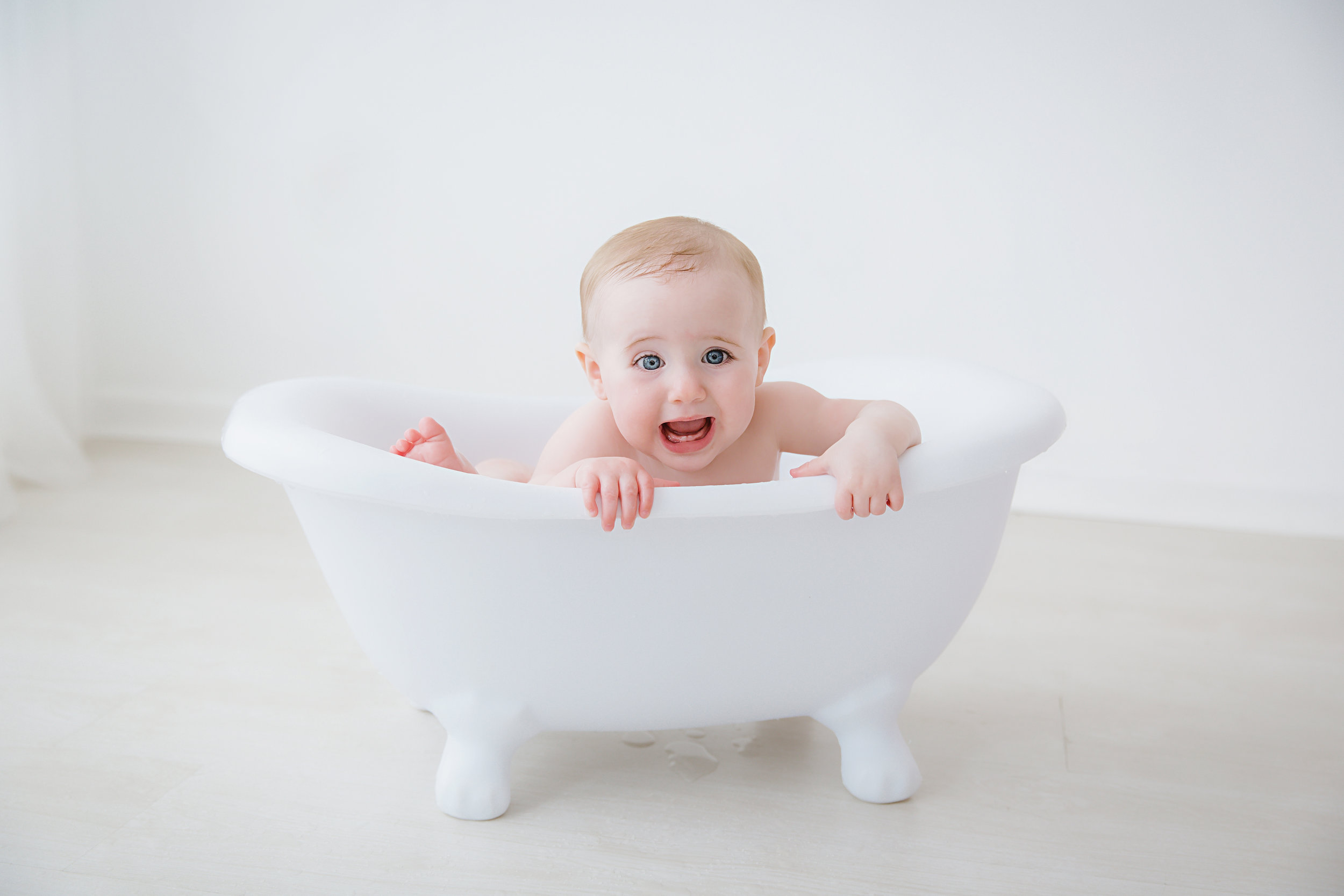 laughing-baby-tub-time-photo-shoot-new-jersey
