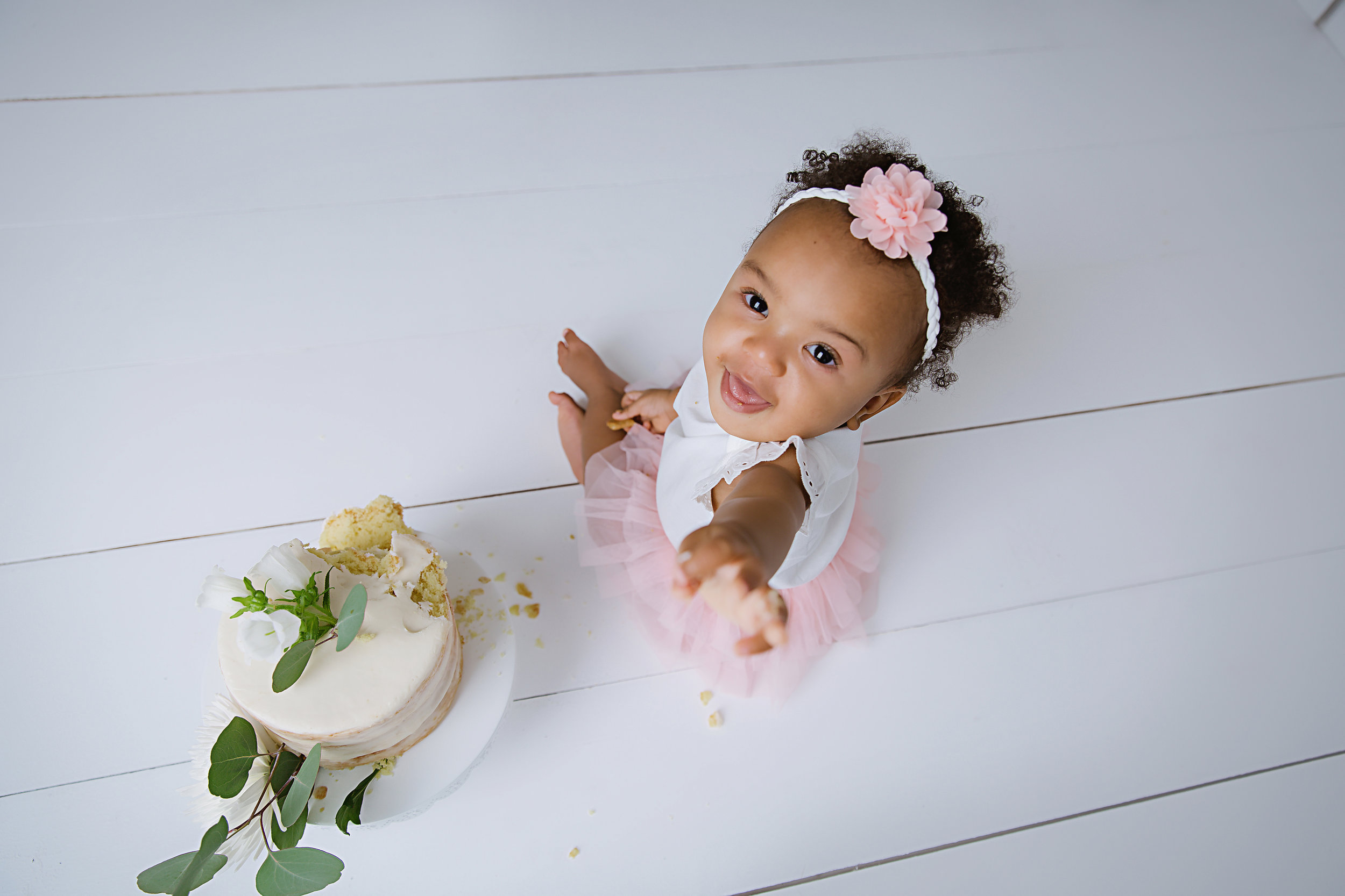 giggling-baby-girl-photography-shoot-cake-first-birthday-new-jersey