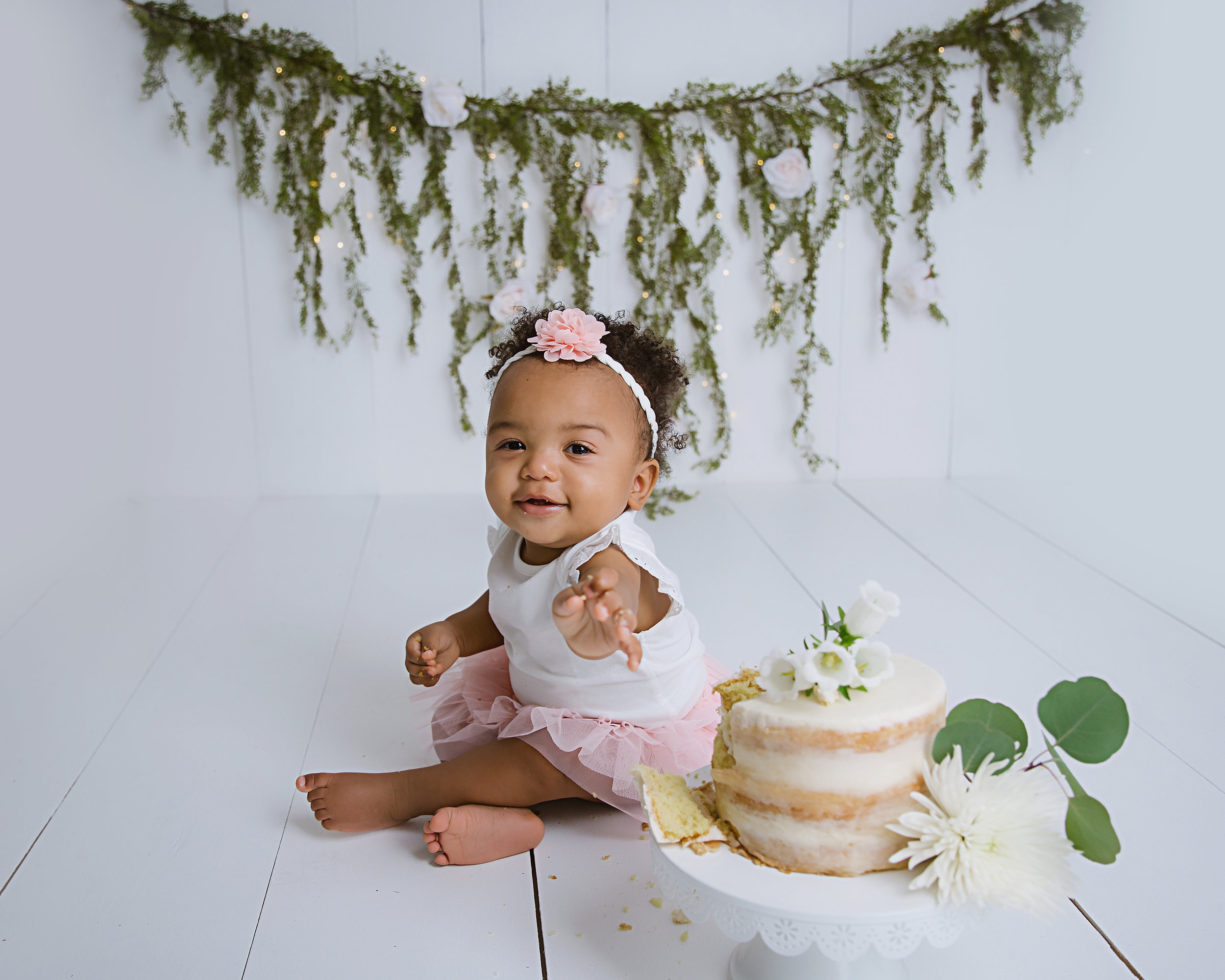 pointing-baby-girl-smiling-first-birthday-photography-shoot-new-jersey