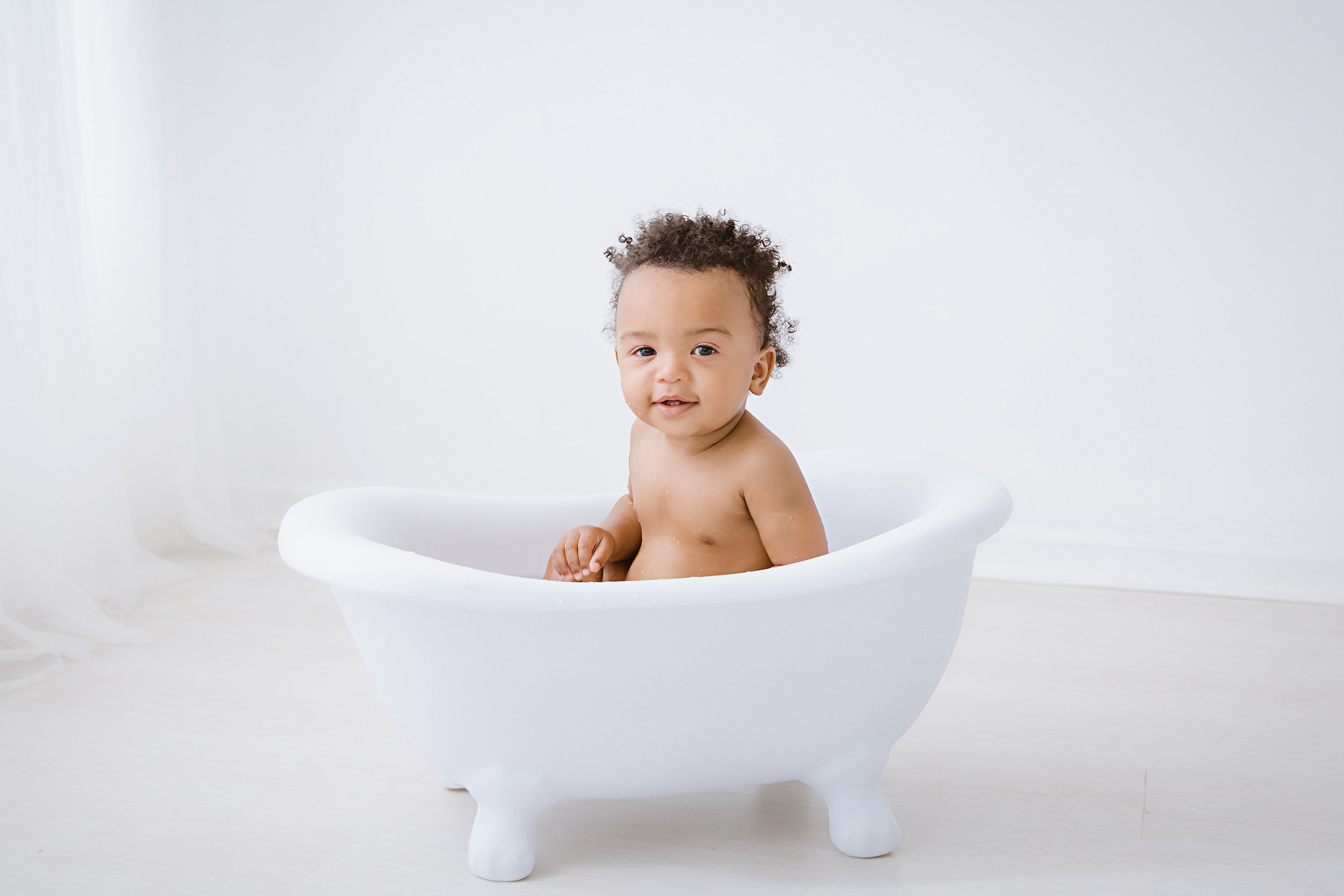 baby-girl-smiles-tub-time-photography-shoot-fun-first-birthday-new-jersey