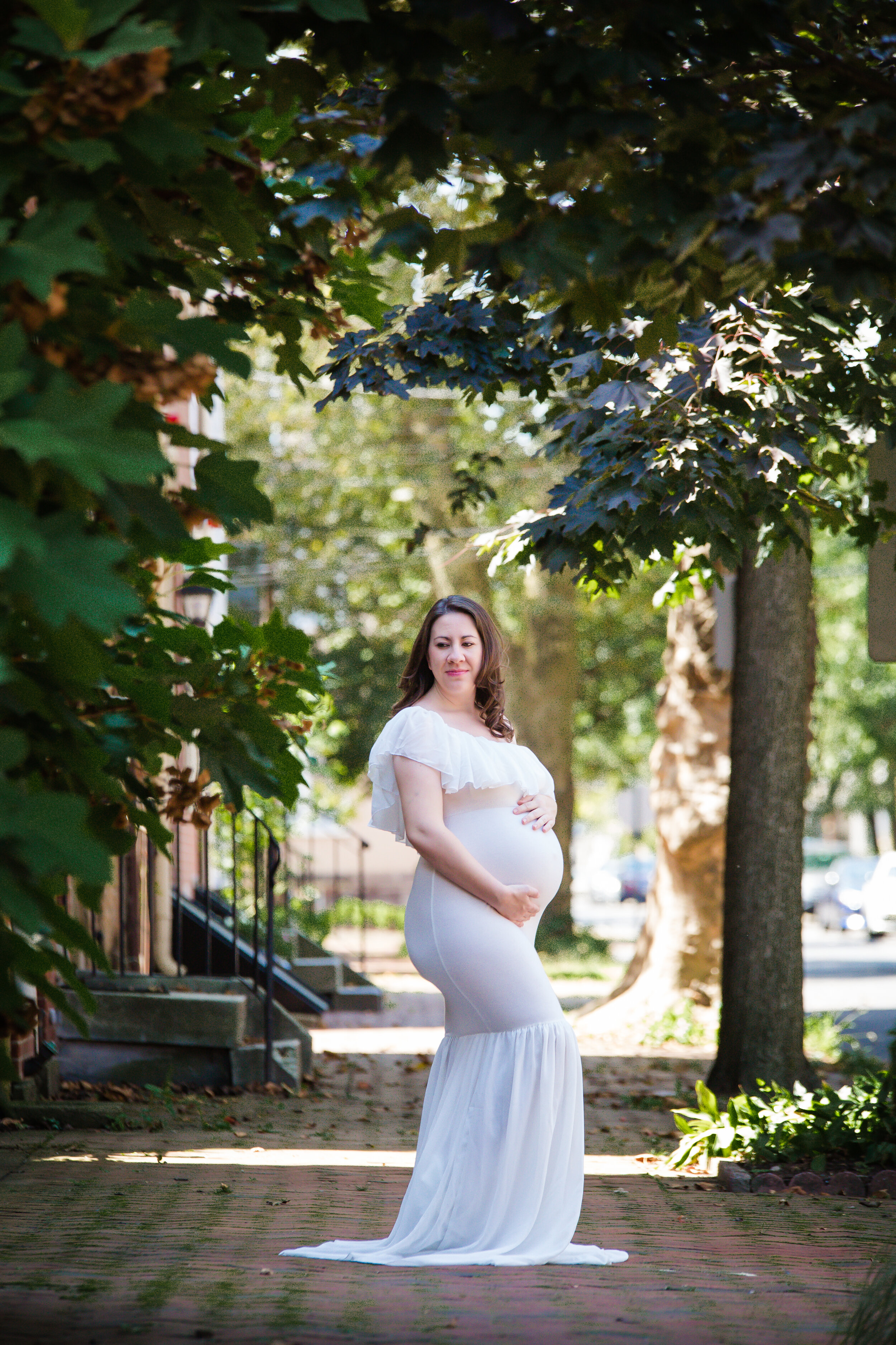 outside-street-downtown-maternity-photo.jpg