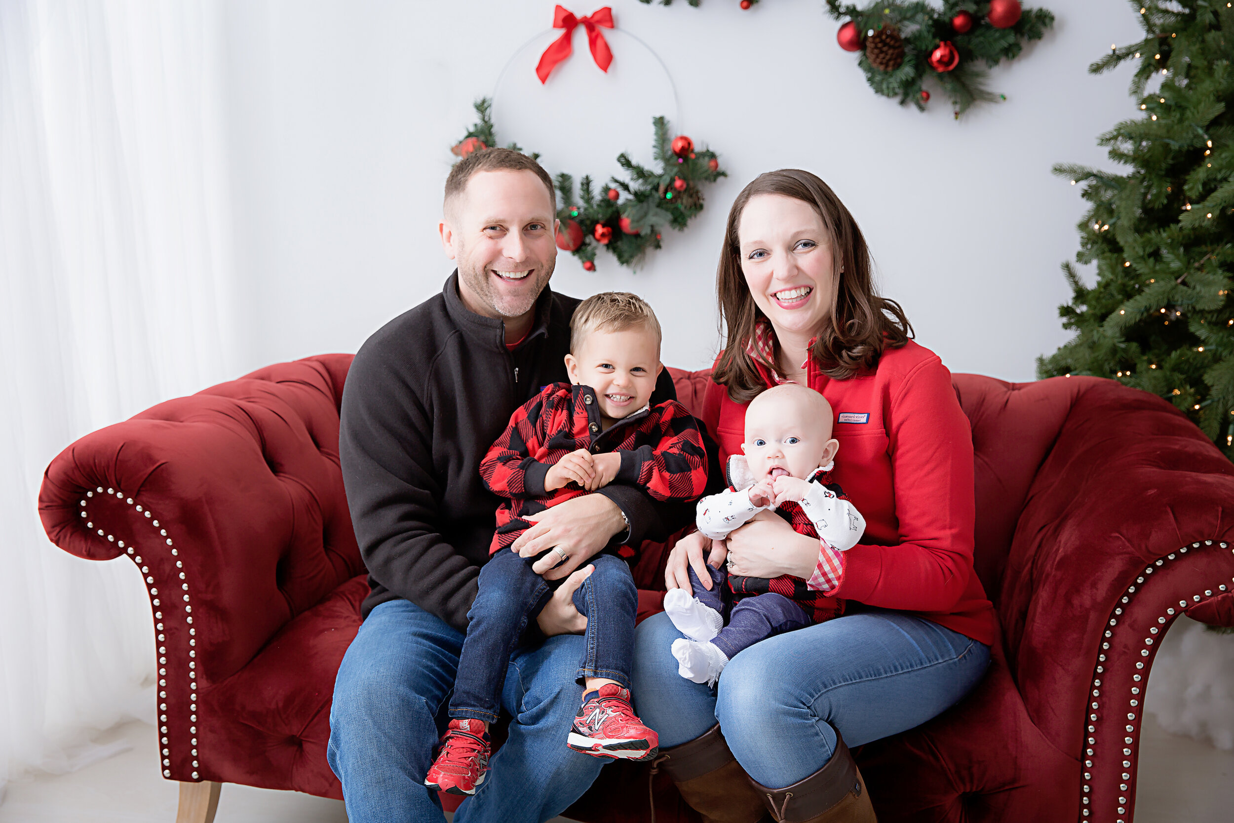 christmas-themed-family-session-in-south-jersey-photography-studio