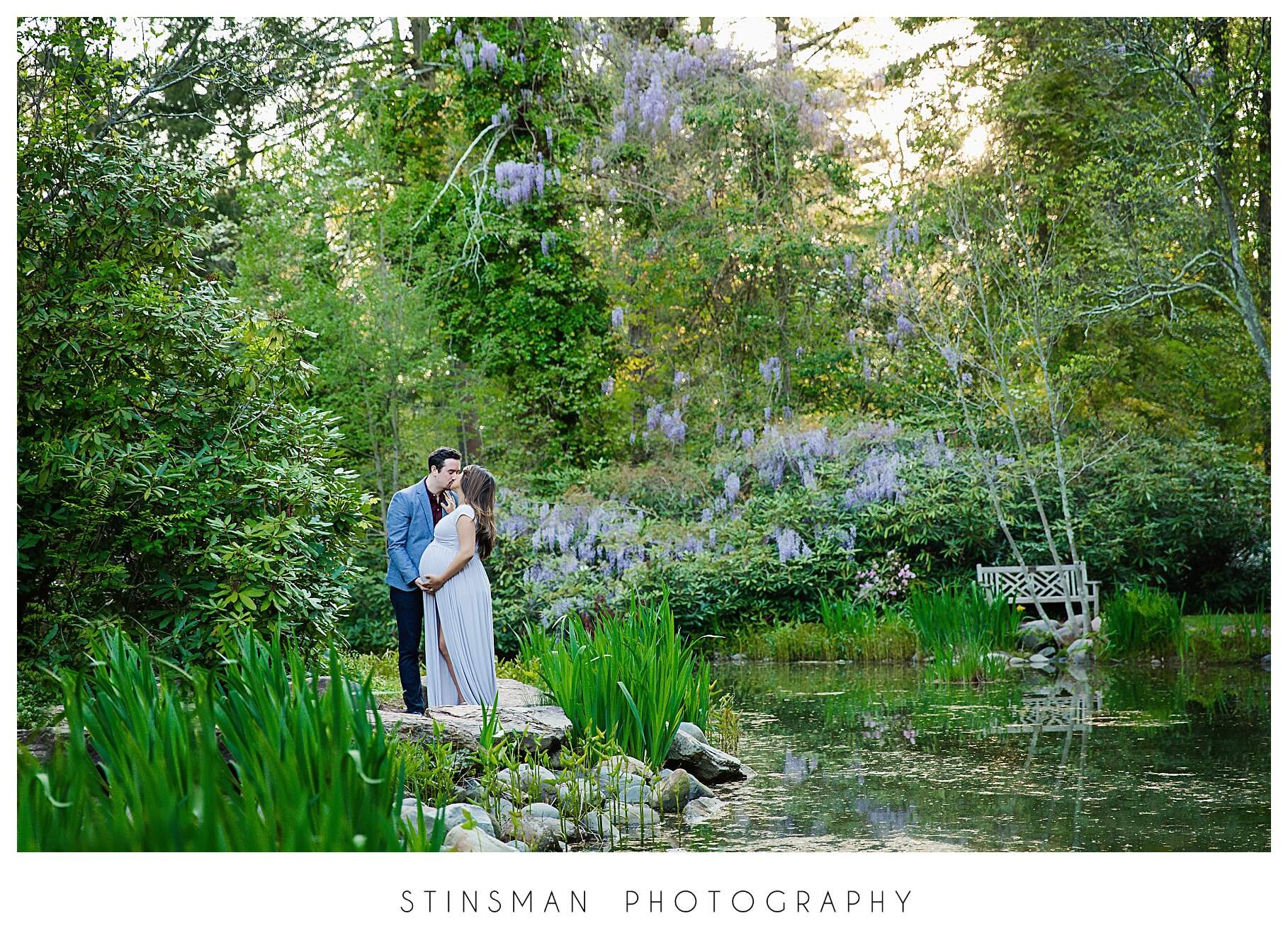 pond-at-sayen-gardens-with-maternity-couple-kissing.jpeg