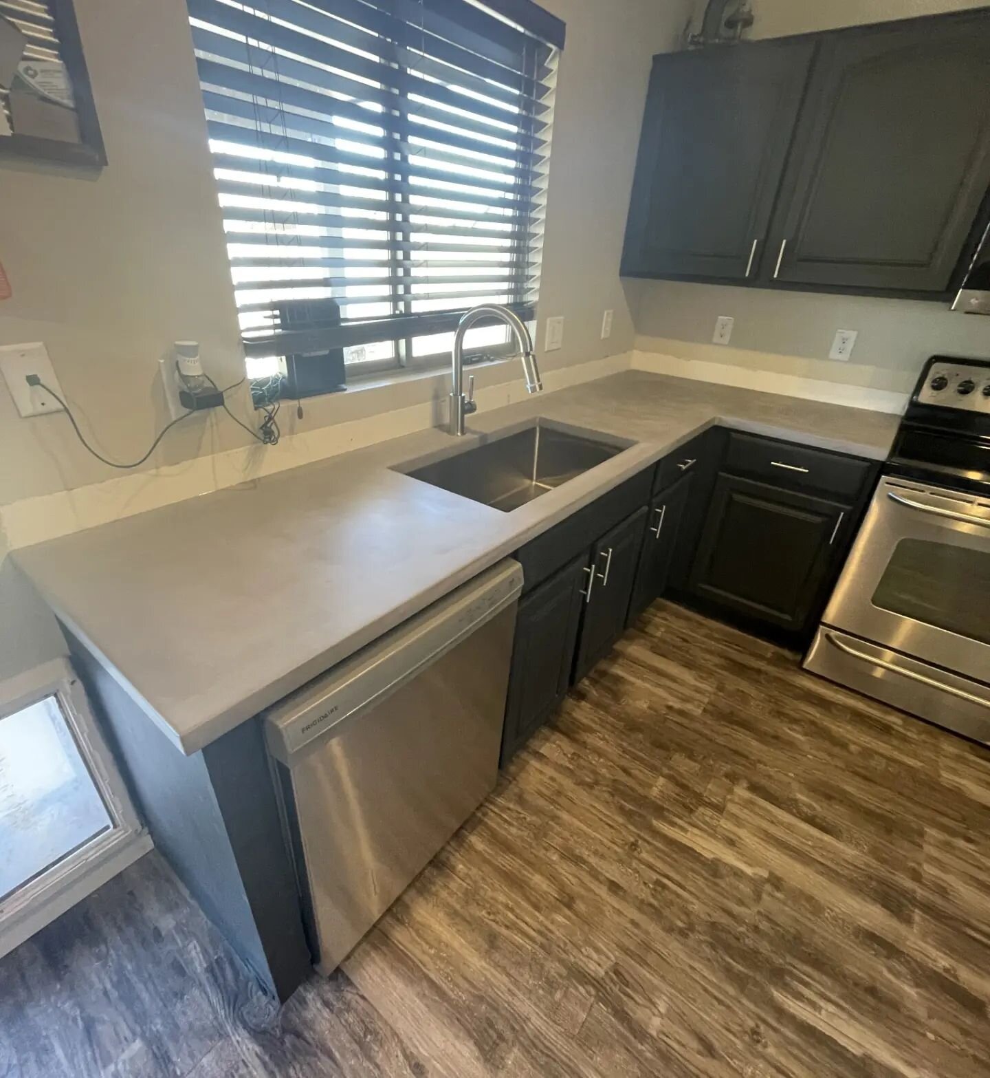 Behind the scenes after this kitchen installation! These top designs have  great moment and the client loved it!

#concretecountertops #concretefurniture #interiordesign #customcounters #phoenix #arizona #freedomconcrete #noseams #concretekitchen #re