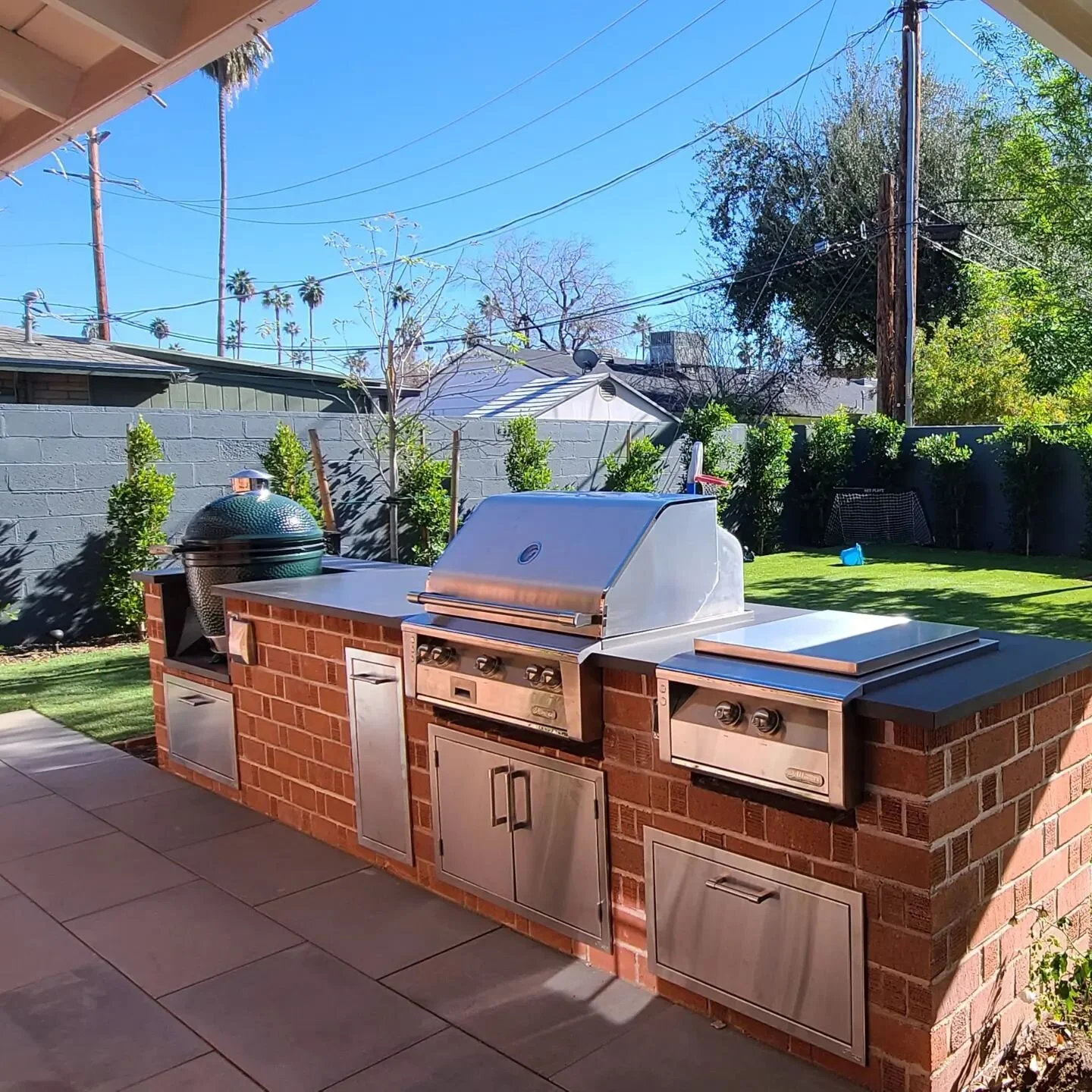 16' long top with seamless perfection! Professional photography coming within the next month or so!

#concretecountertops #concretefurniture #interiordesign #customcounters #phoenix #arizona #freedomconcrete #noseams #concretekitchen #remoldel #dontt