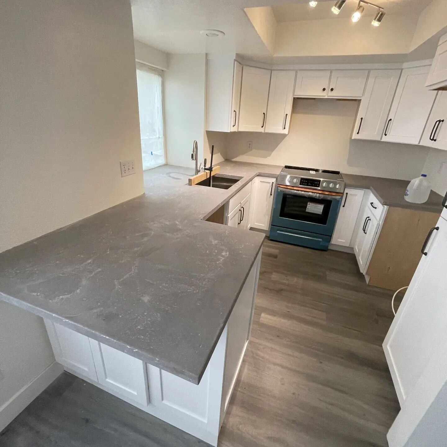 Little space, massive counter top!
This has our veining design with grey and white colors. This one top has it all. Bar seating, sink, window sill all in one seamless top!

#concretecountertops #concretefurniture #interiordesign #customcounters #phoe