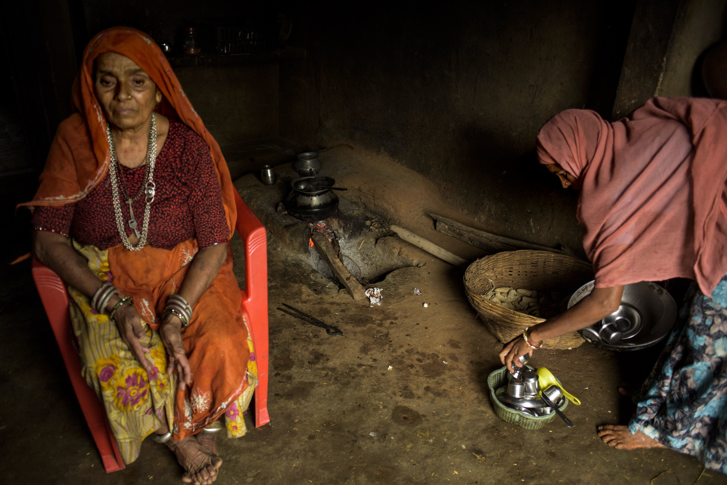 Babli’s daughter-in-law helps in the household chores. The Homa family is a nuclear one with Nathu’s son working also as a farmer.