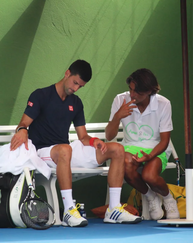 Pepe Imaz con Novak Djokovic en el banquillo