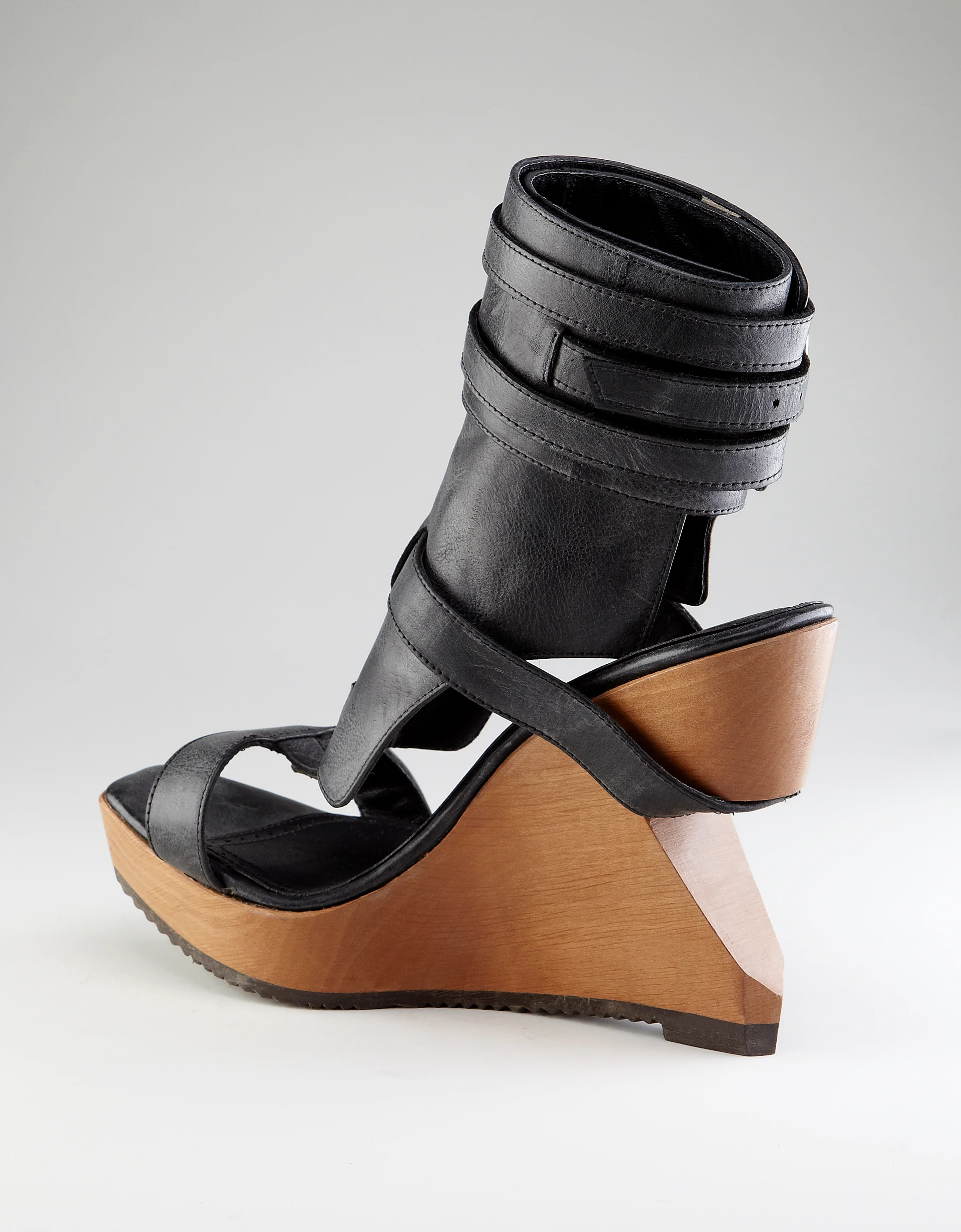 cleft_strap_sandal_black_b_090.jpg