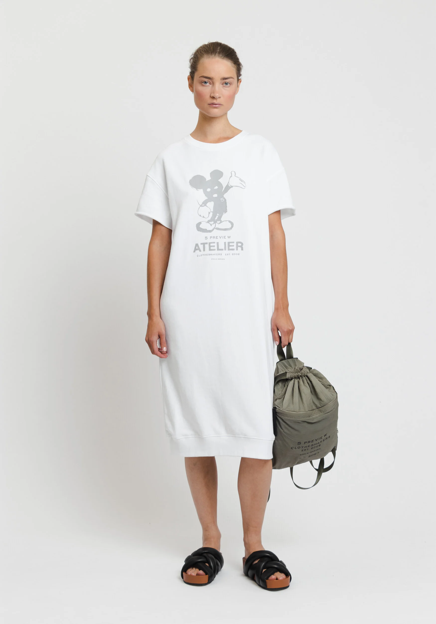 5PW21126_Regina_Mickey atelier w_White (1).jpg