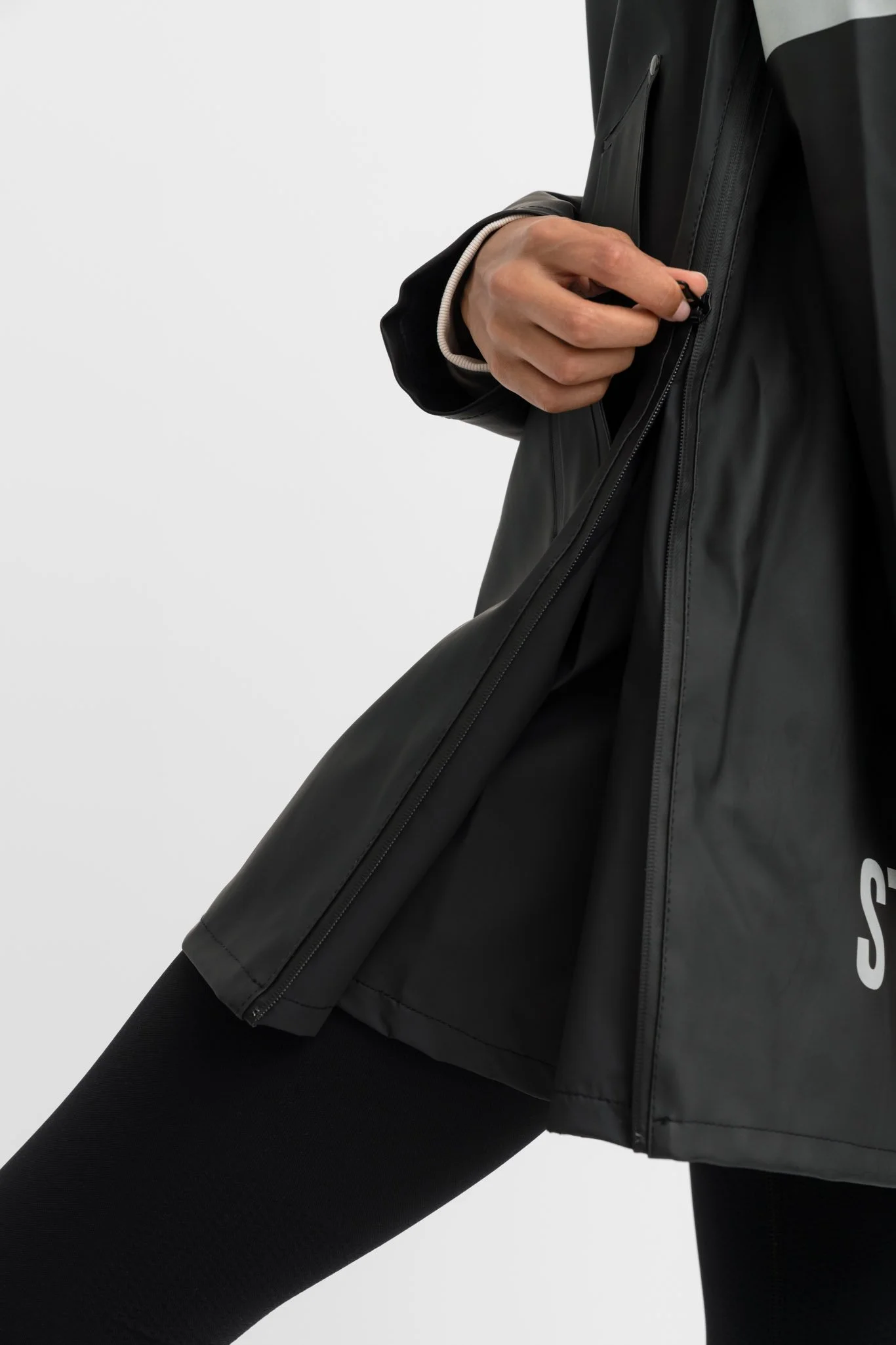 Stutterheim_Model_Woman_Stockholm_Bike_Black_12.jpg