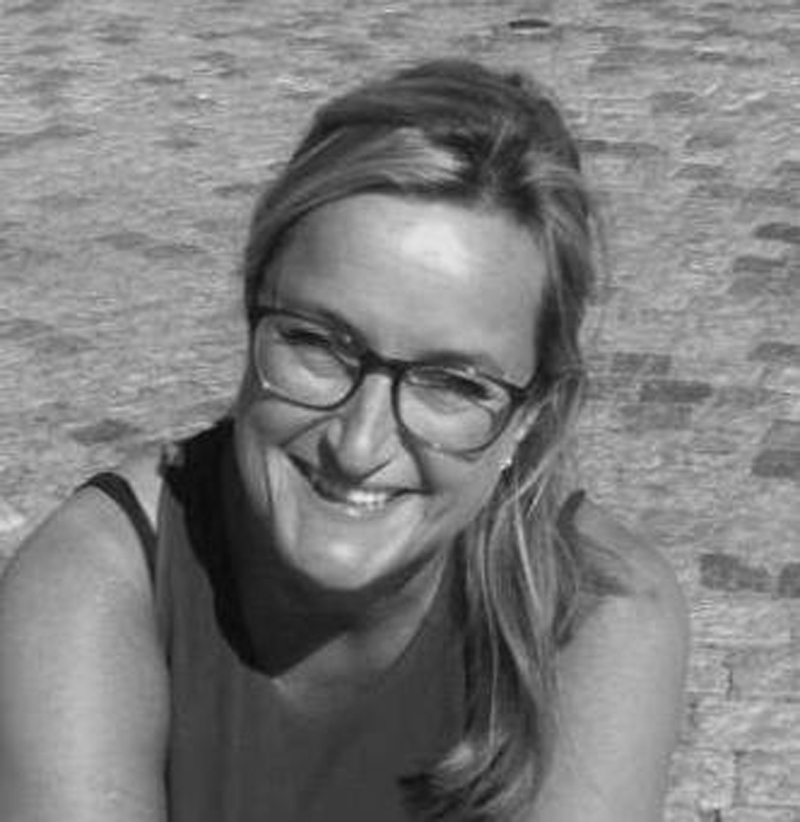 BOLAGET Charlotta Jörgensen Rumrum kändes som ett helt naturligt val när vi valde att flytta inom huset ner till butikslokal. Utformning, färgsättning, materialval och galna, vågade ideér - hela konceptet fyllde våra mål med råge. Aldrig har det varit så inspirerande att gå till arbetet, och varje dag fylls vårt nya kontor av människor från gatan som vill göra affärer med oss, eller bara vill uppleva miljön i vår butik. Vilket lyft! Till projektet >>