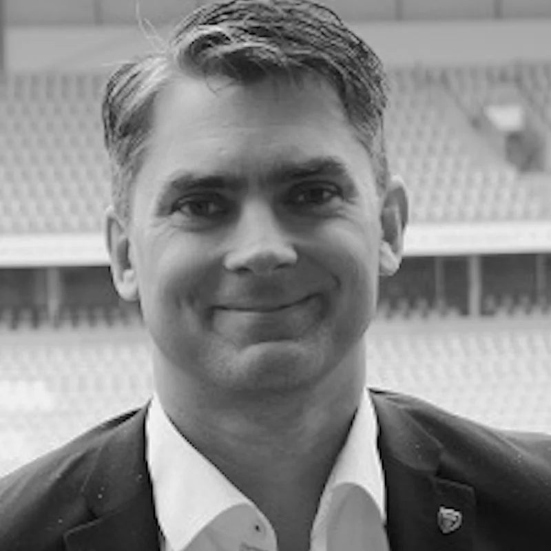 MALMÖ FF Niclas Carlnén Efter gott samarbete med Rumrum kan vi nu stoltsera med snygga och stilrena lokaler med ett sportigt uttryck som matchar den målsättningen vi har på planen – att vara ledande i Norden och etablera oss i Europa. Tack för er kreativitet, professionalism och för ert tålamod! Till projektet >>