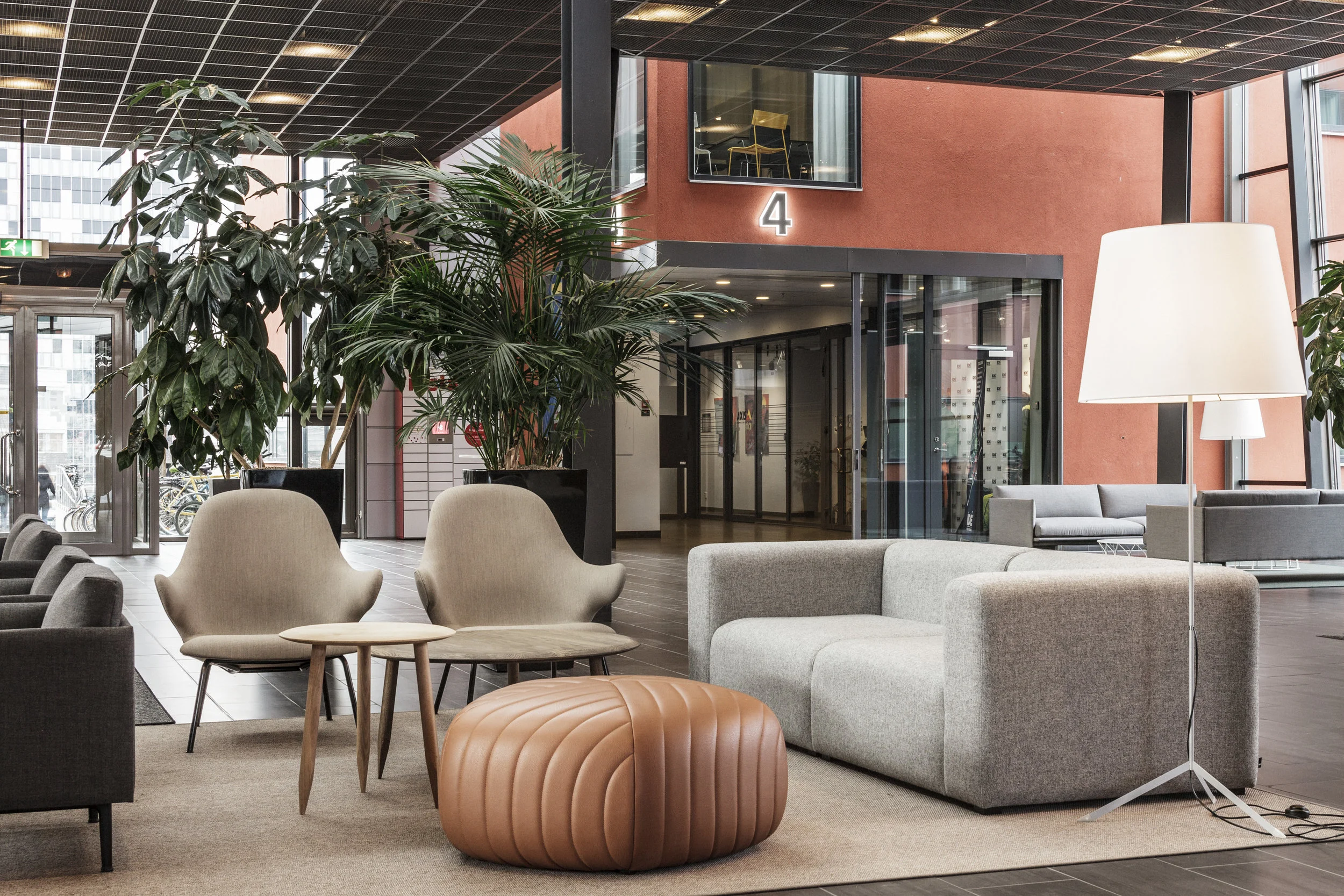 I det luftiga atrium som bildas mellan fyra huskroppar passerar åtskilliga anställda dagligen till de många teknikföretag som huserar i fastigheterna och området.