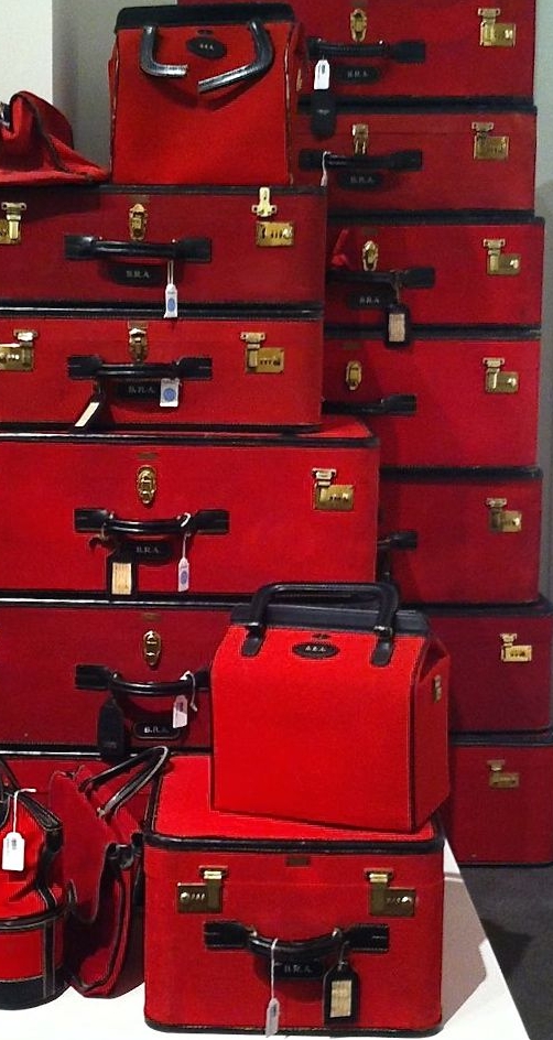a88164b4cc9dc1729ad49483e76e4b6a--red-bags-vintage-luggage.jpg