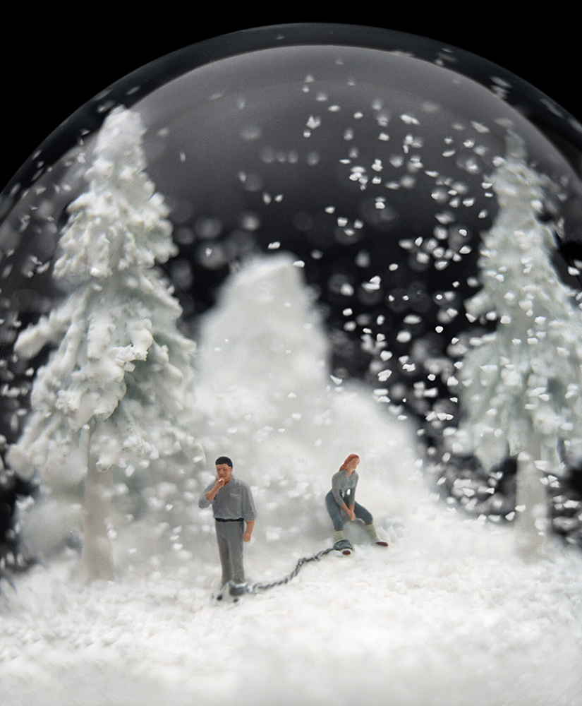 Там снежок. Шар с падающим снегом внутри. Шары с падающим снегом. Снежные шары с человечками. Зима в шаре.