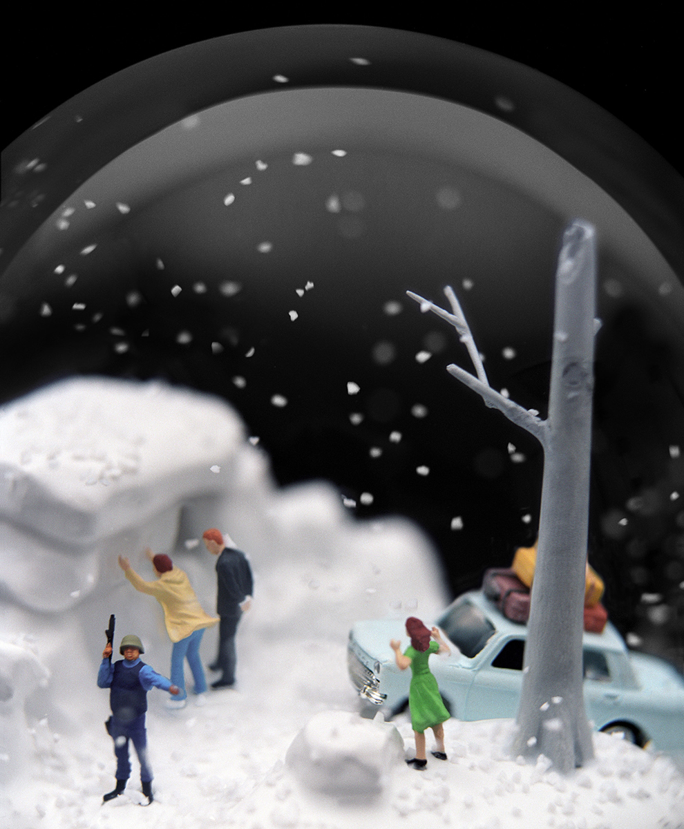 Самый большой снежный шар из снега в мире. Ходячие мертвецы зимний снежный шар. Жители снежного шара в игре it takes two.