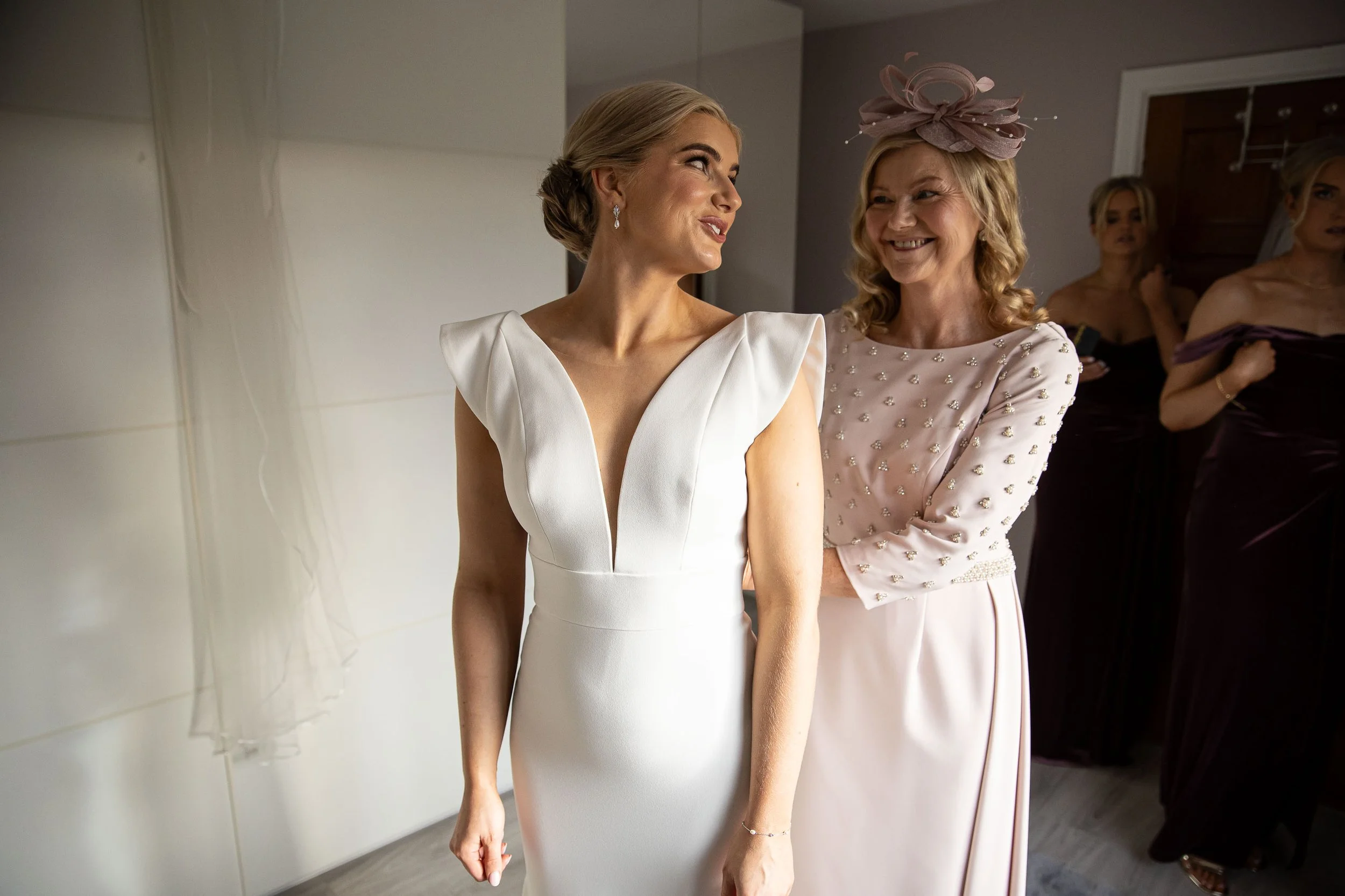 langtons-hotel-morning-preparations-folkster-bridal-kate-tobin-first-look-with-mother-daragh-mccann-stargaze-photography.jpg