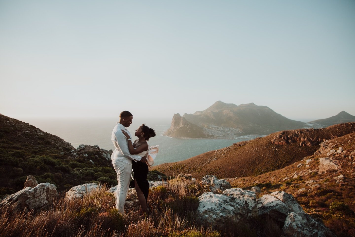 40 knot winds, a wardrobe malfunction and absolute elopement perfection with Hilary &amp; Ralston 🫶🏼

#elopementphotography #elopementinspiration #capetownphotographer #capetownlife #authenticlovemag