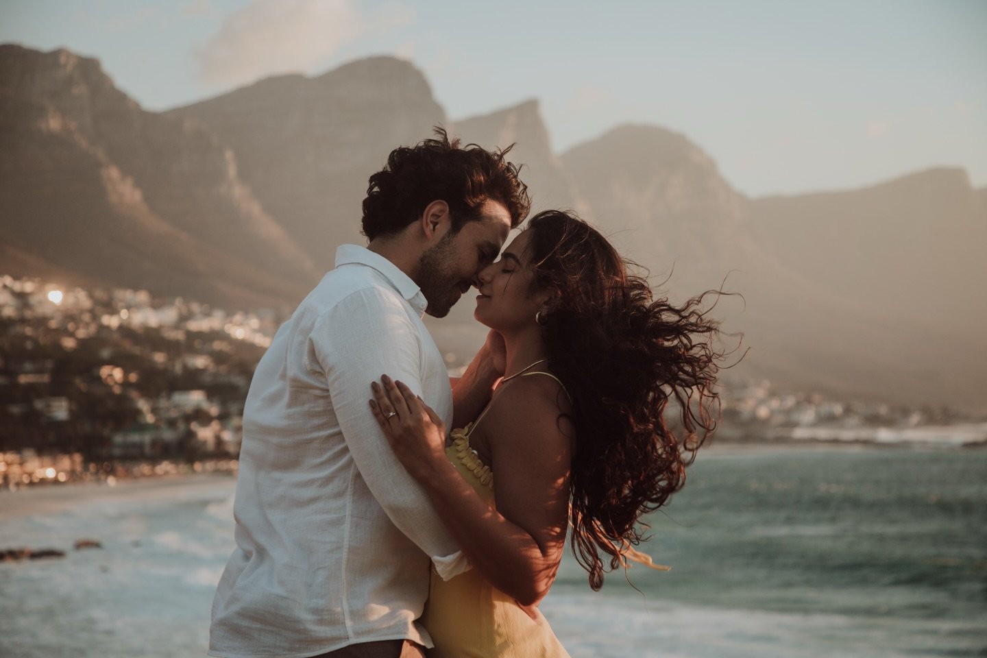 This might be the windiest proposal I&rsquo;ve ever captured. With the wind gusting up to 60kms+ p/h it was more than a paid actor. Such a beautiful session 💍❤️

#proposals #proposalstory #proposalgoals #capetownphotographer #capetowntravel