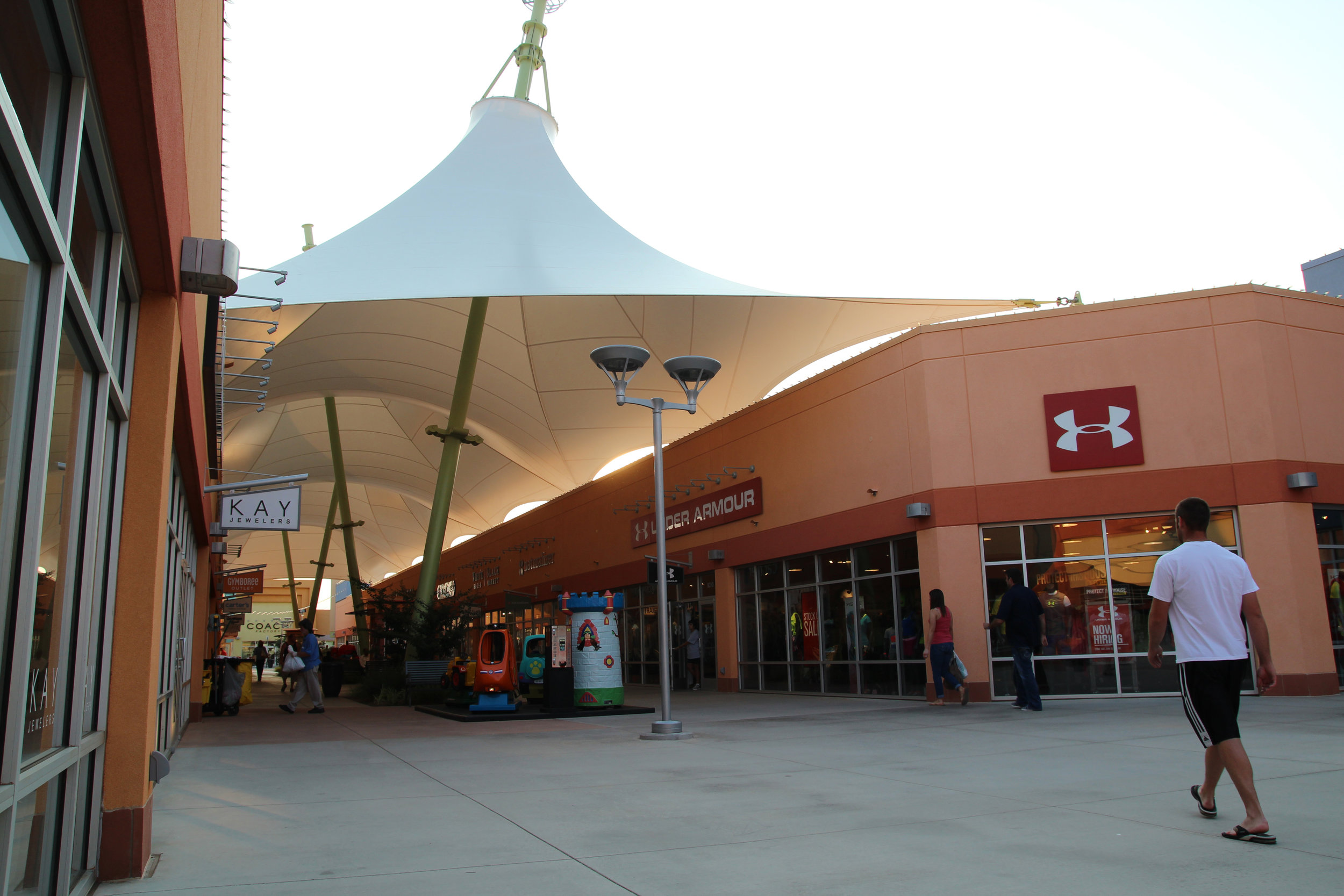 outlet mall 2.jpg
