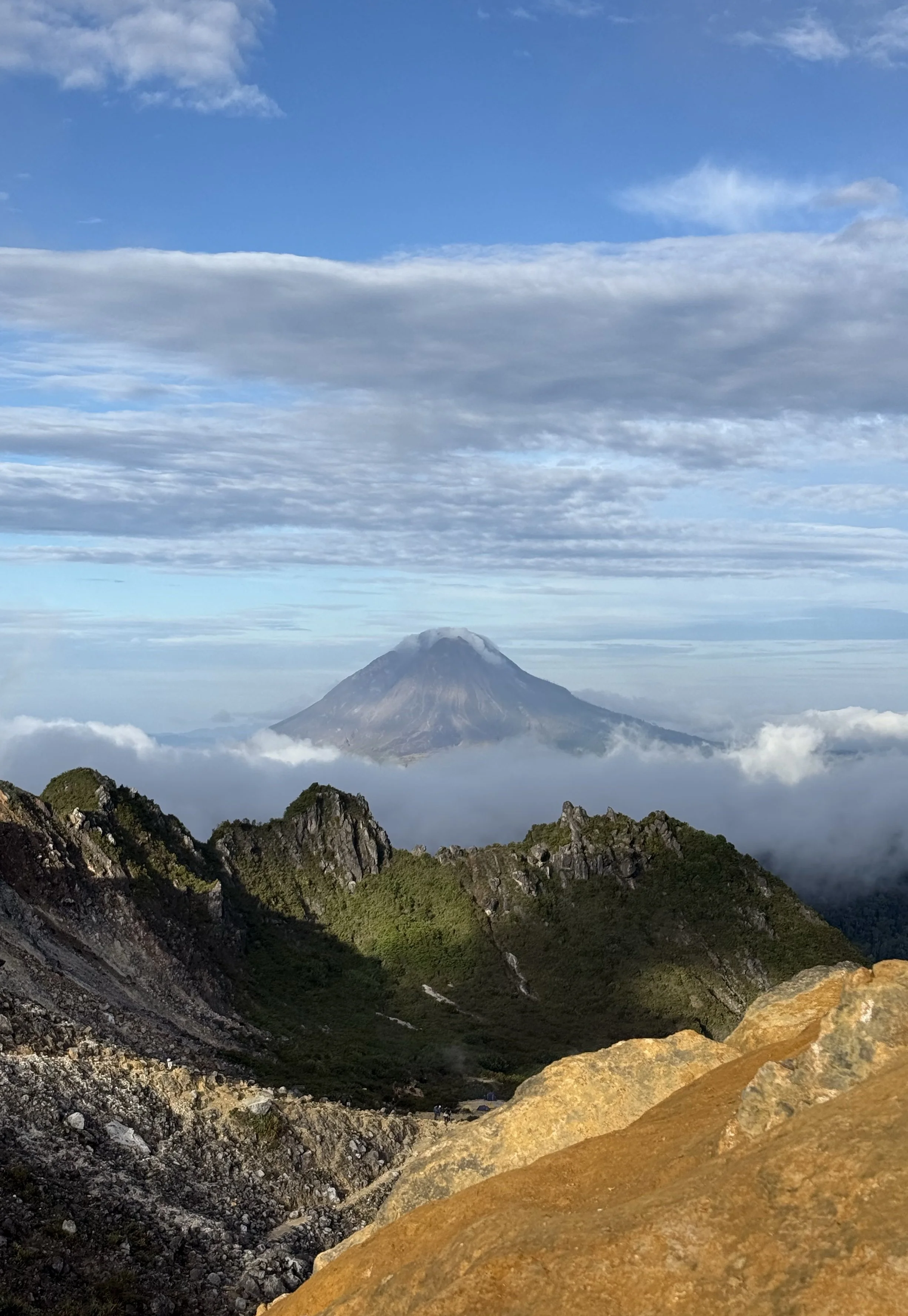 Zonsopkomst bij Mount Sibuatan in Sumatra