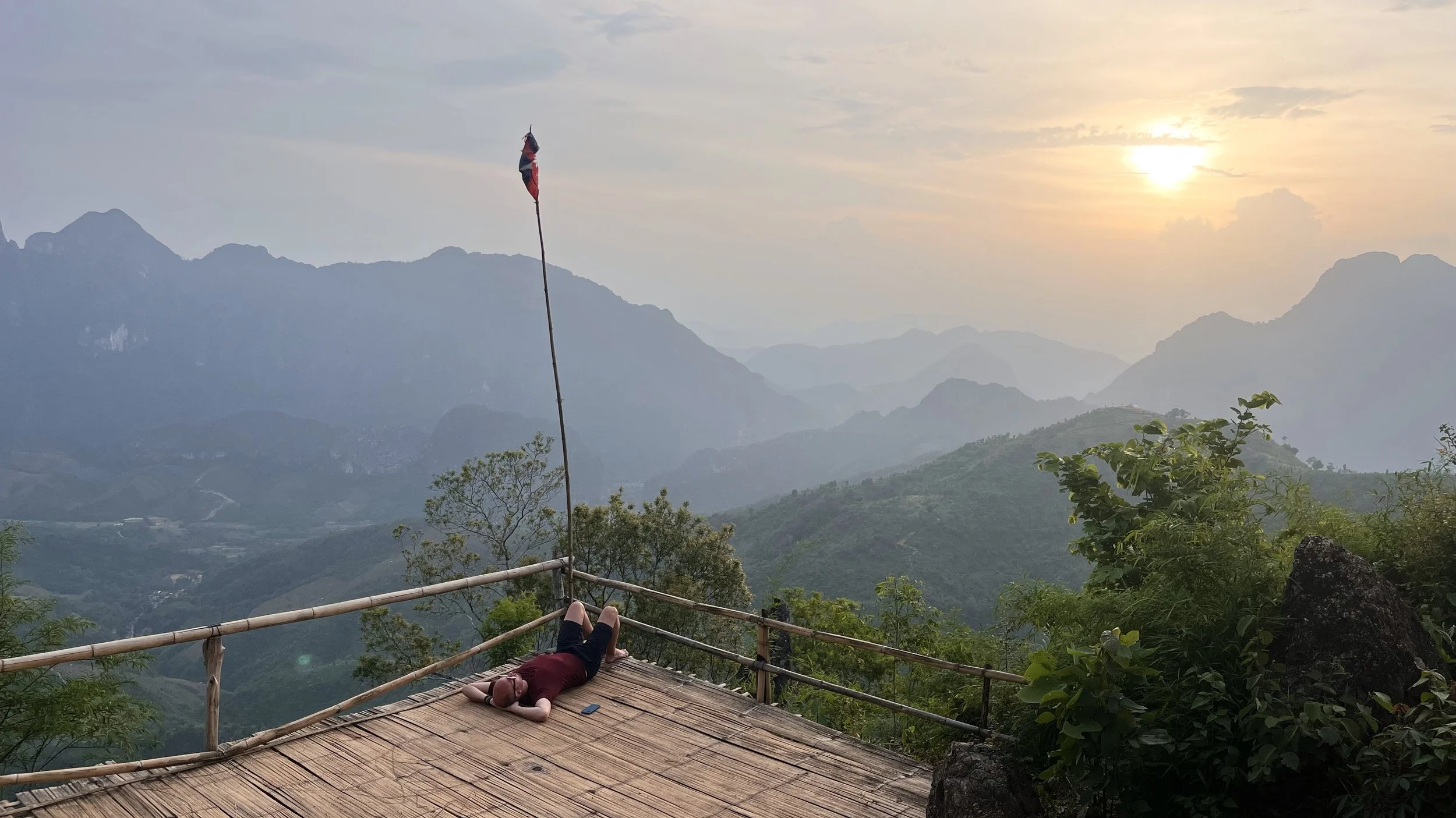 Languit liggen na een hete en lange hike bij Nong Khiaw, Laos