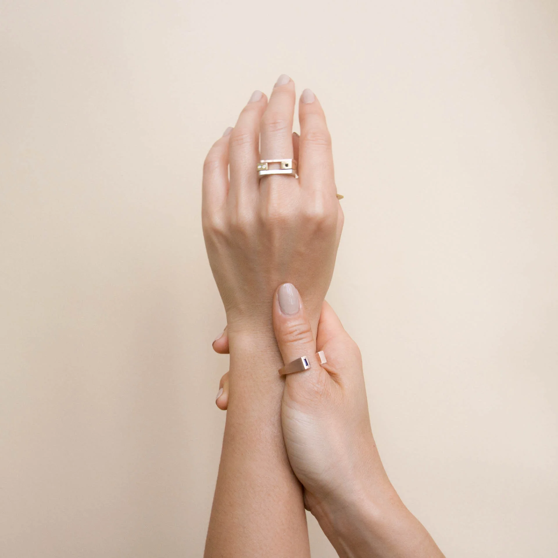 OTEM New York Signature Ring II with sapphire baguette in 10K rose gold