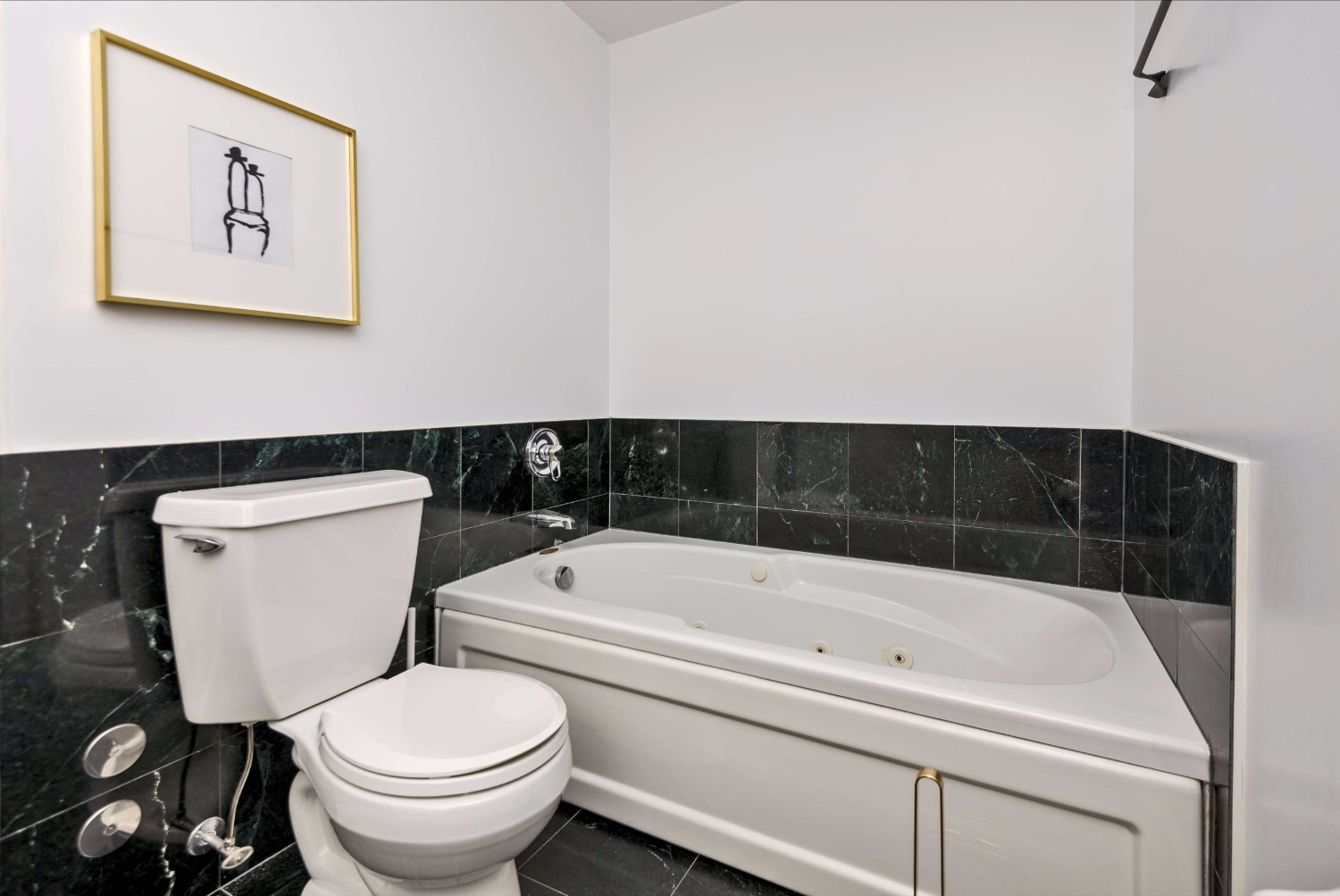 8 102 Bloor-18.jpg