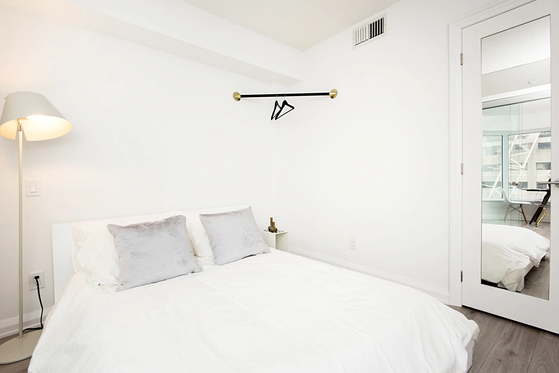 Yorkville Furnished Apartment Bed