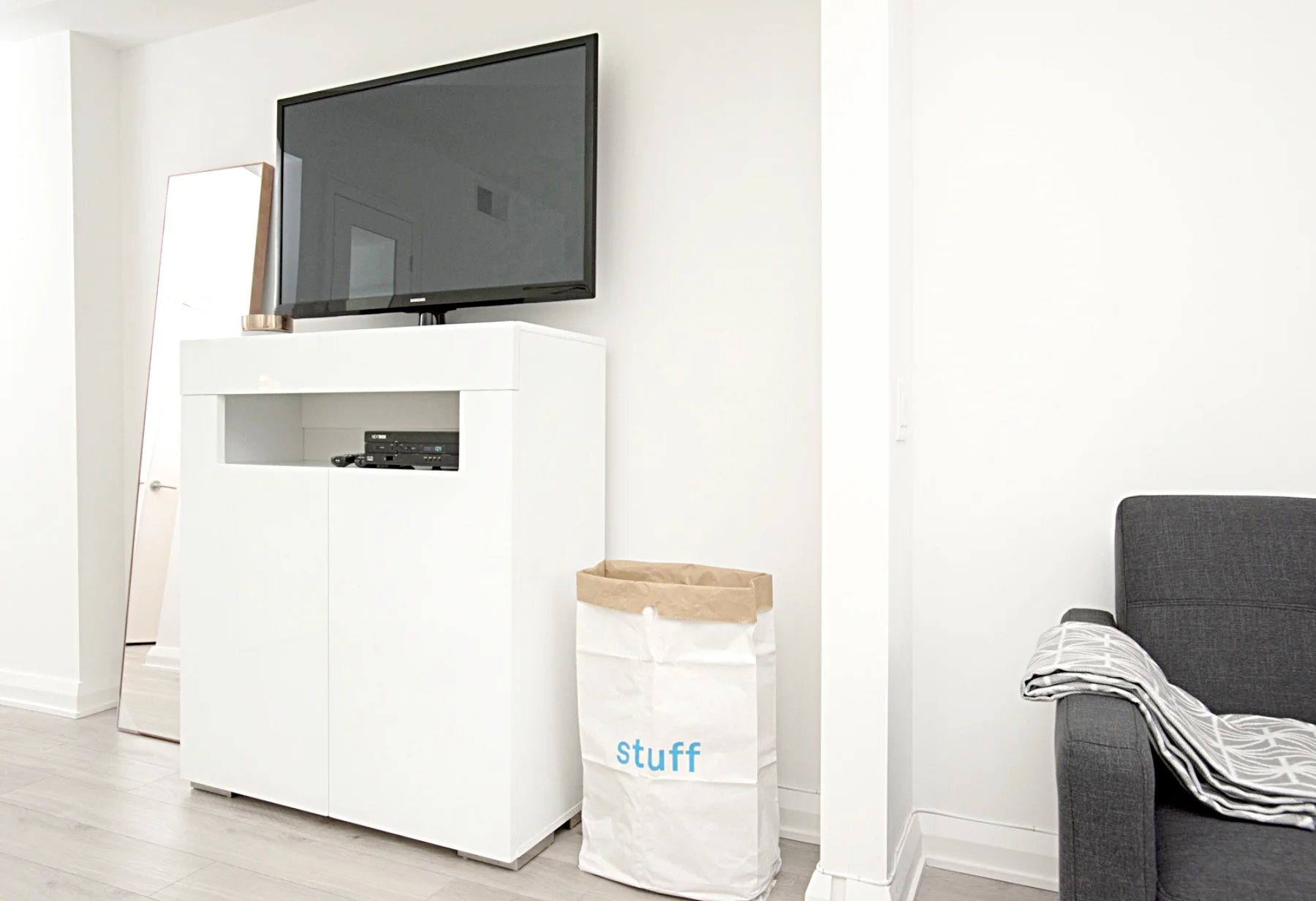 Yorkville Furnished Condo - Bedroom, TV