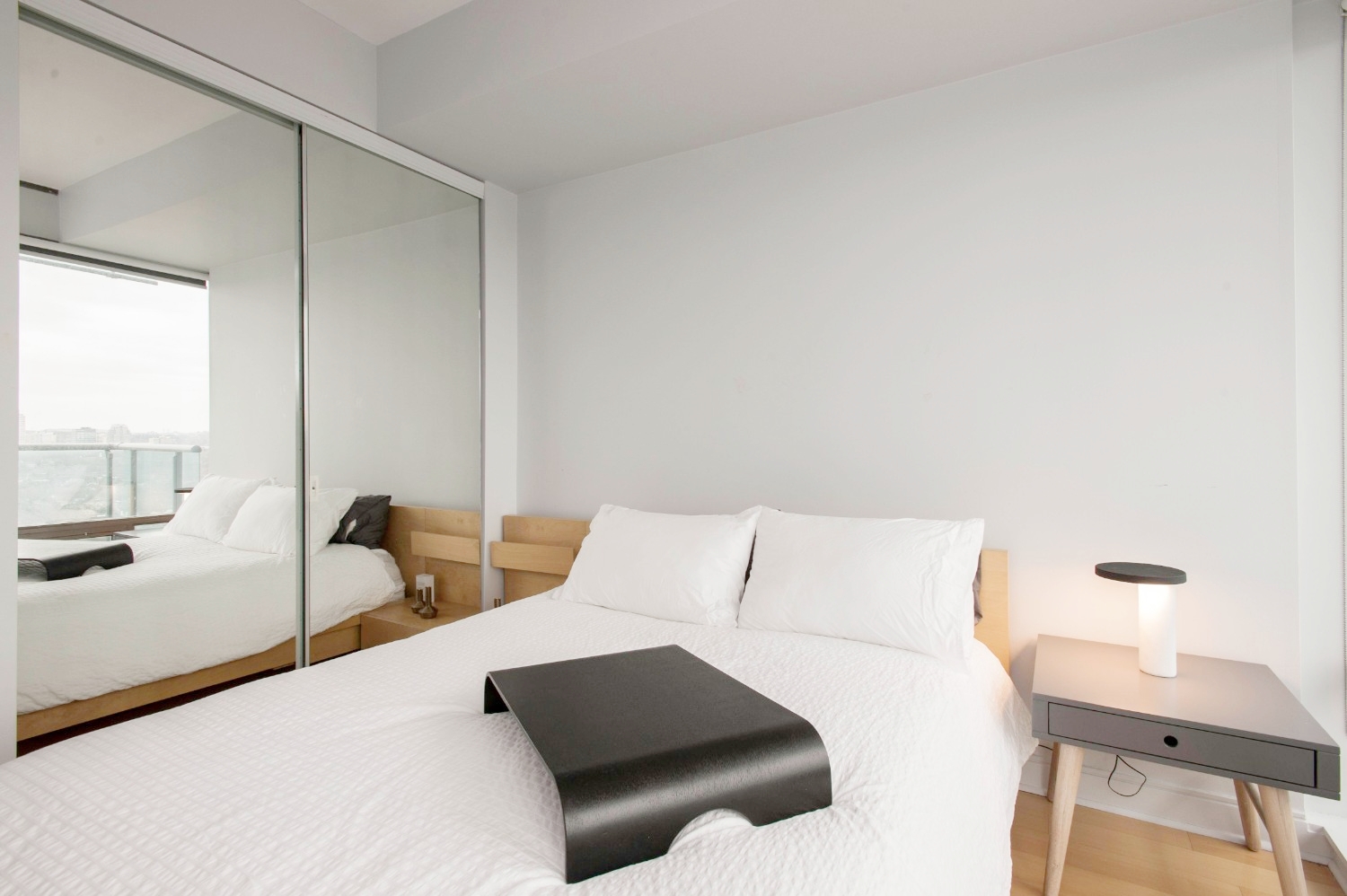 Yorkville Stunning Apartment - Bedroom