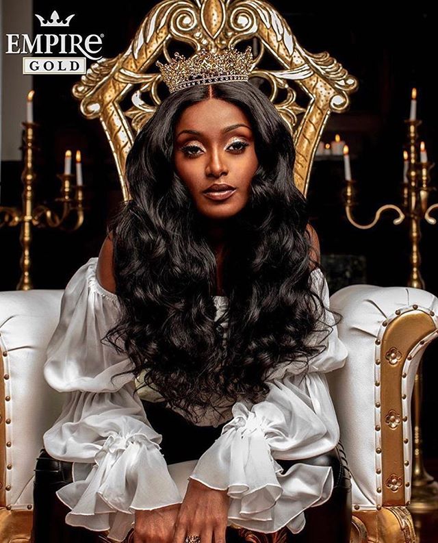 New campaign with @sensationnel_hair 👑. Repost from @sensationnel_hair using @RepostRegramApp - She is Fire 🔥 and Ice ❄️. Specs: Empire Gold Yaki Weaving and Lace Closure (Curled)
Color: 1B . 
Hair by me #amirajhair
Mua: @macmeova
Photographer: @br