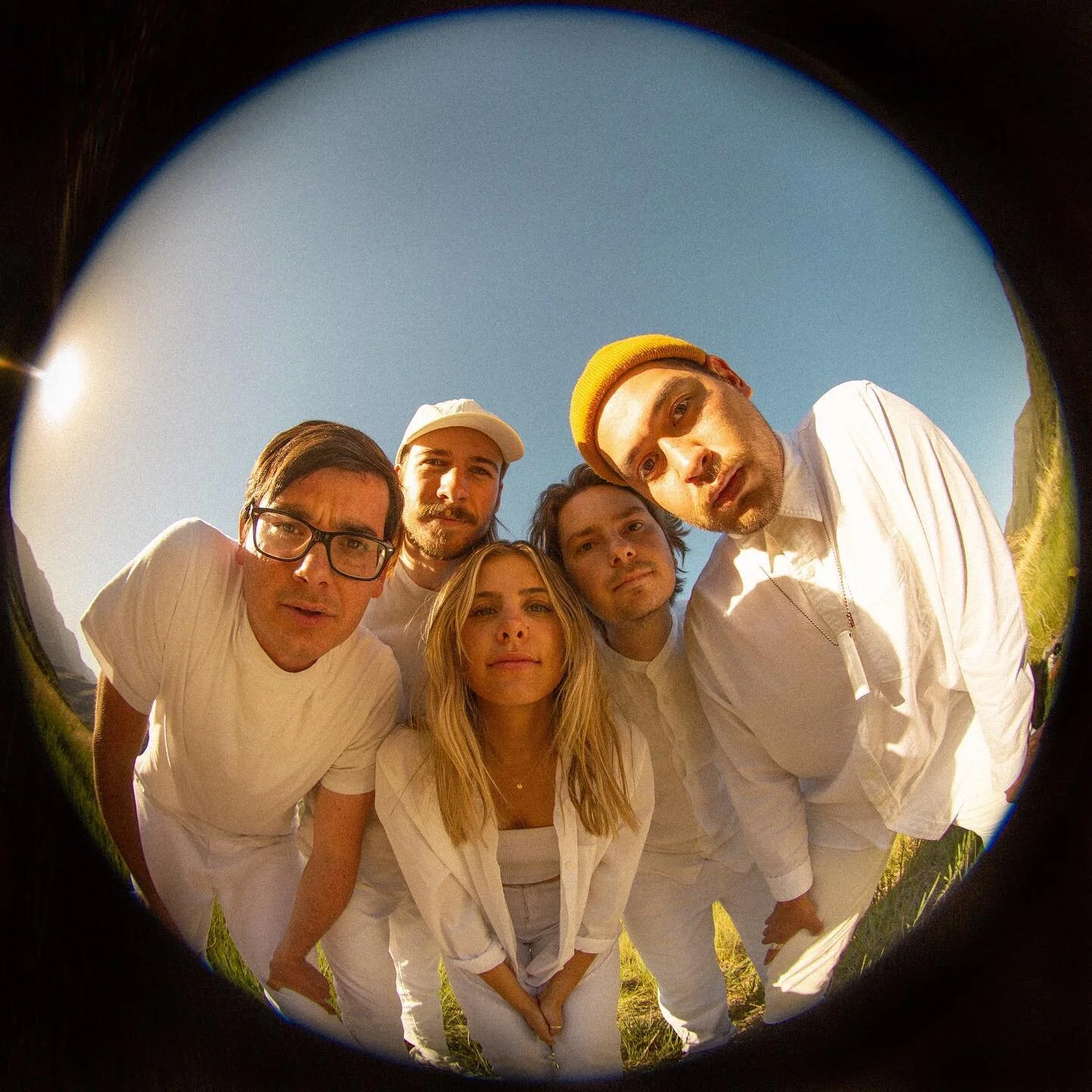 &lsquo;Goodnight Girl&rsquo; is out now! 💛
Stream it up. Link in bio

Produced, recorded and mixed by @bahamachucks 
Mastered by @brianzieske 
Artwork by @paintwiththread 
@handwrittenrecords