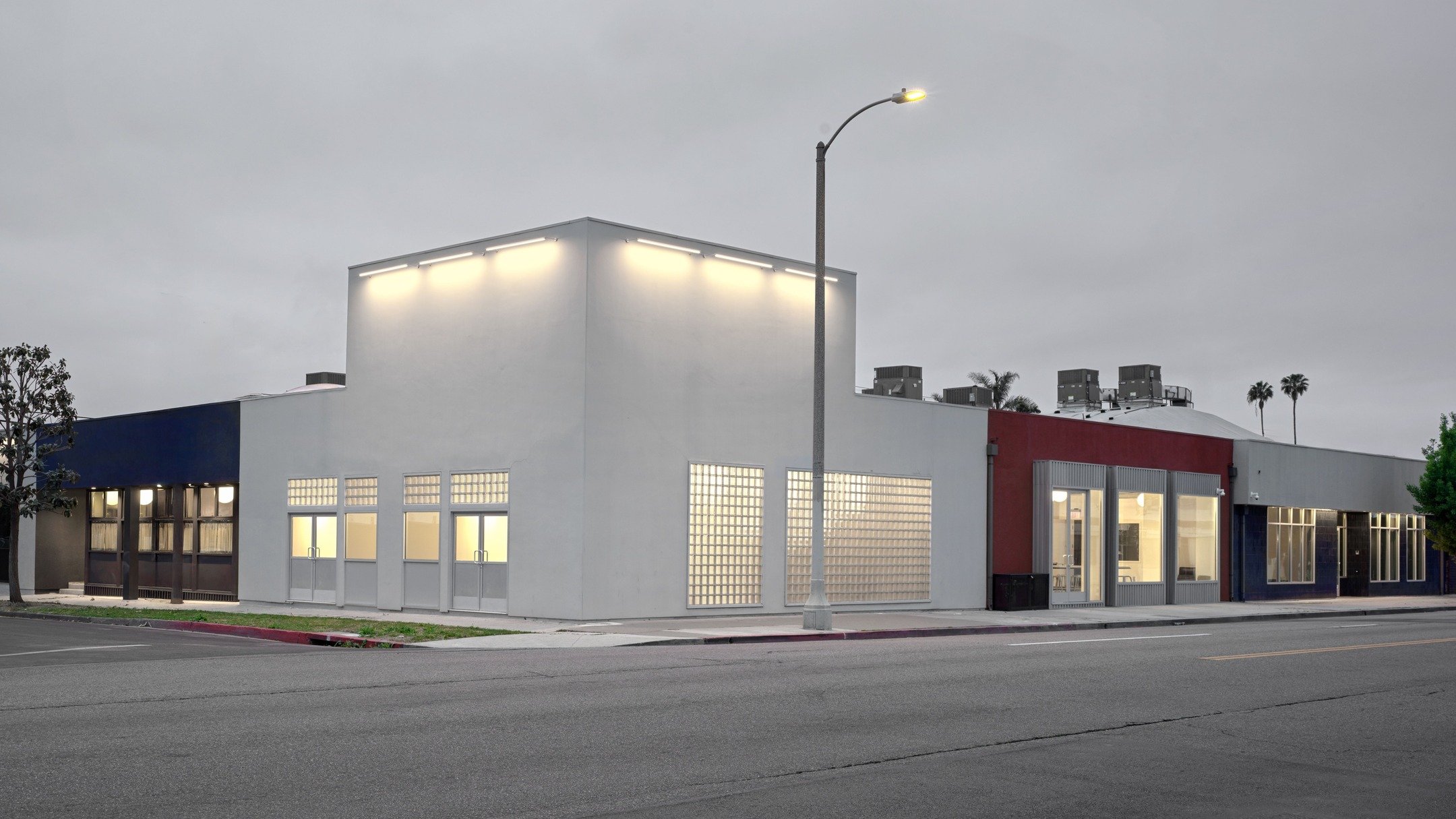 Early discussions with our clients at @lovemotherinla included how their new headquarters should be rooted in LA and reference the design heritage of the city. At the corner of the building, this took the form of a new extra tall parapet that looks a