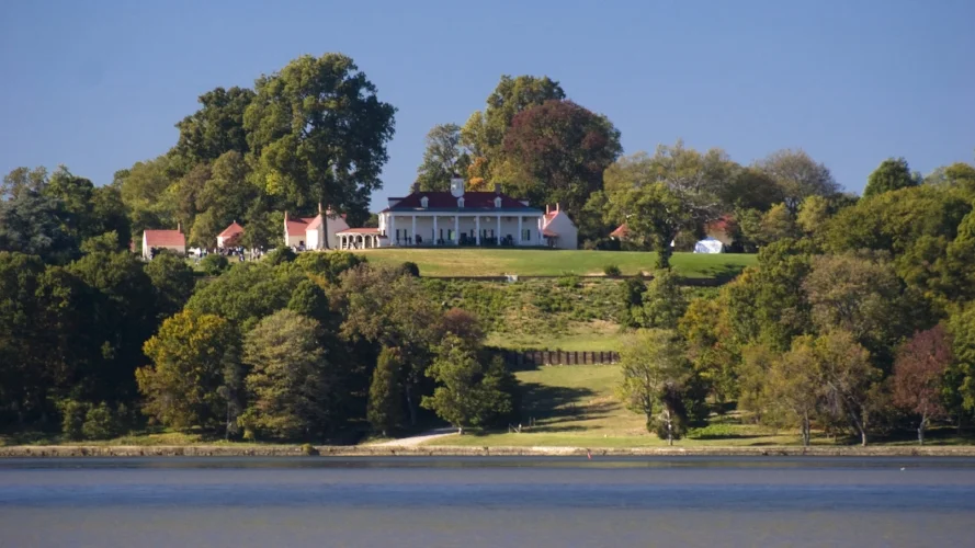 Brian Reynolds, “Mount Vernon view from Potomac River” (2008), via Flickr .