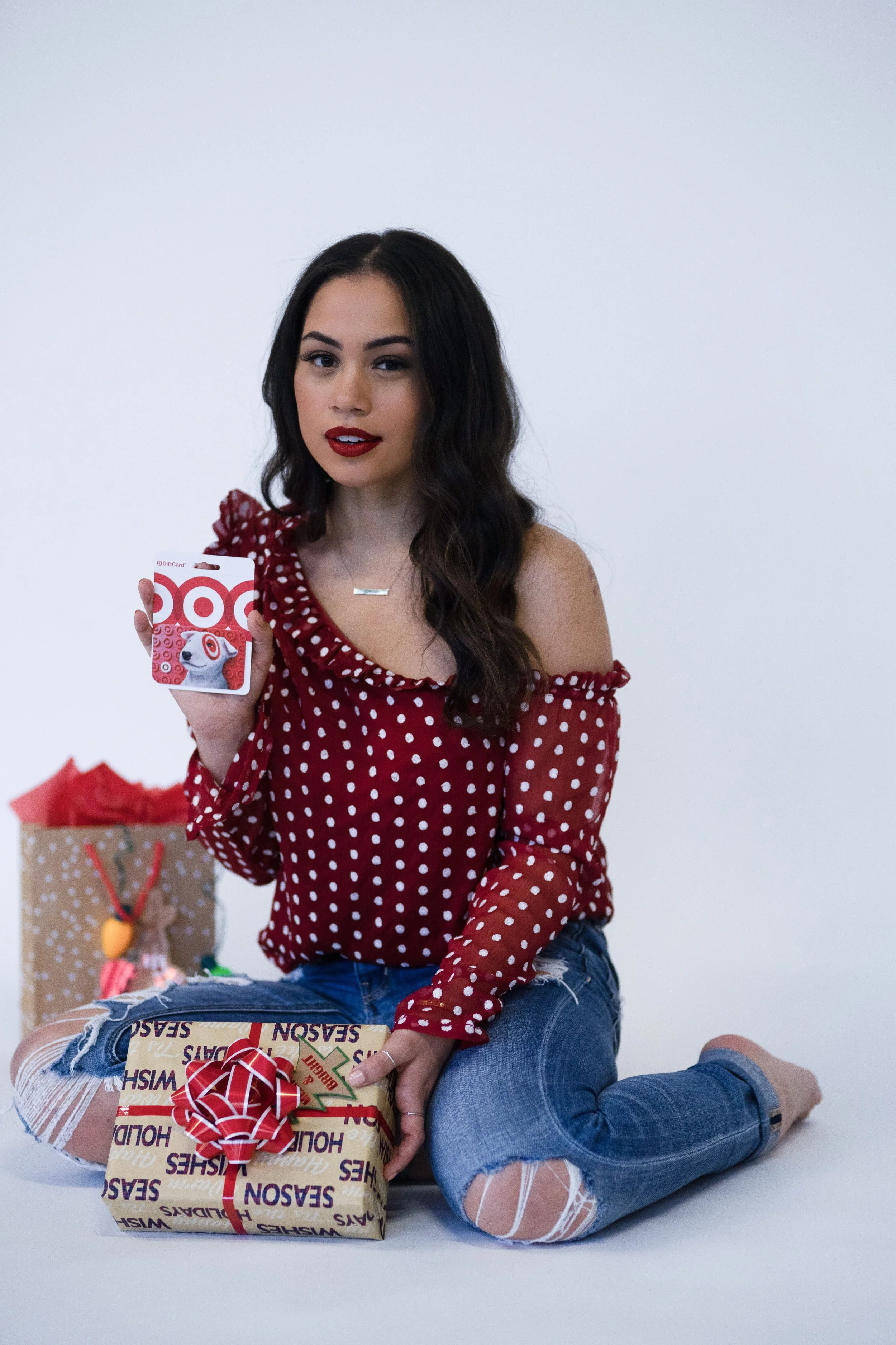 TOP/ ML MONIQUE LHUILLER JEANS / AMERICAN EAGLE LIPSTICK/ FENTY BEAUTY