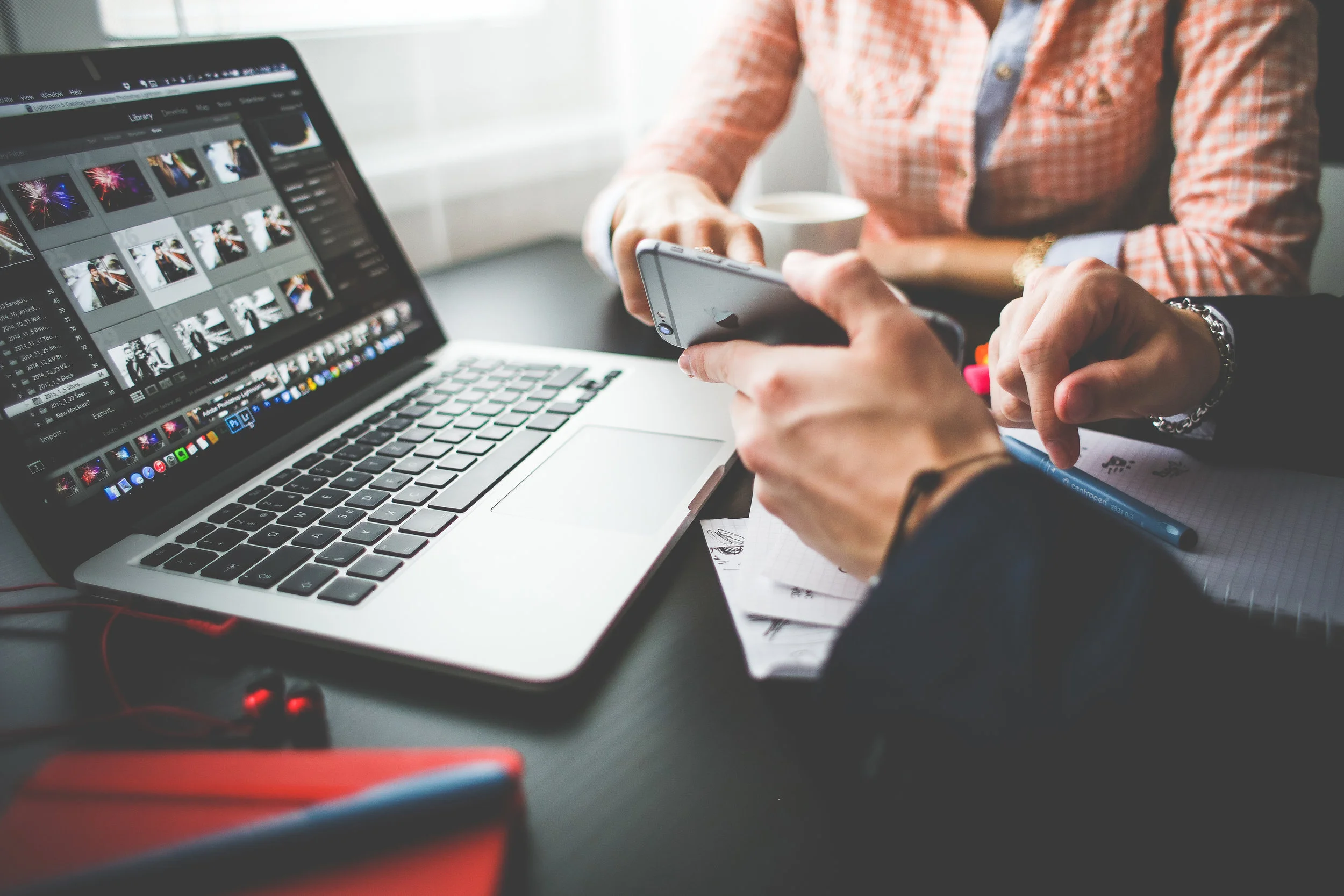 using-iphone-6-on-business-meeting-picjumbo-com.jpg