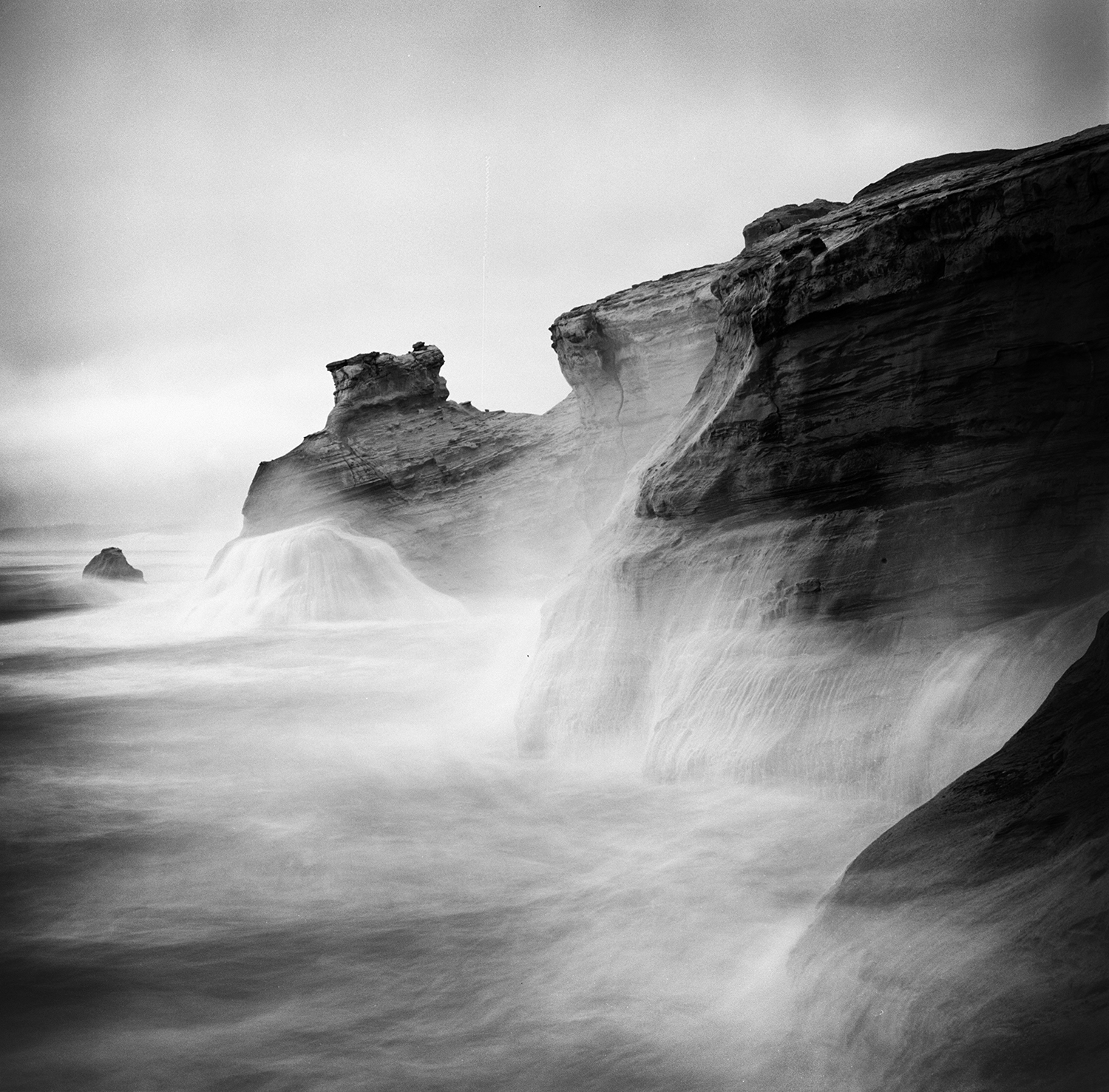 cape kiwanda cliffs crashing surf le2bw.jpg