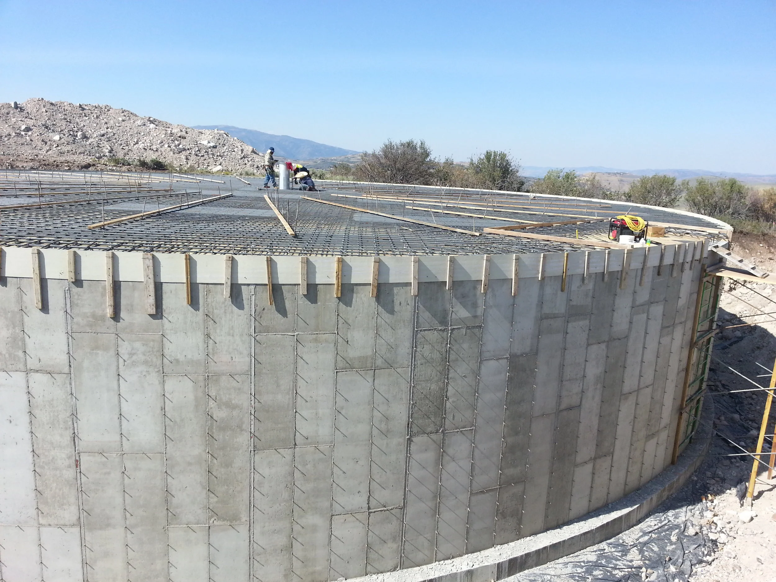Preparing the top top deck of the tank with reinforcing bars.