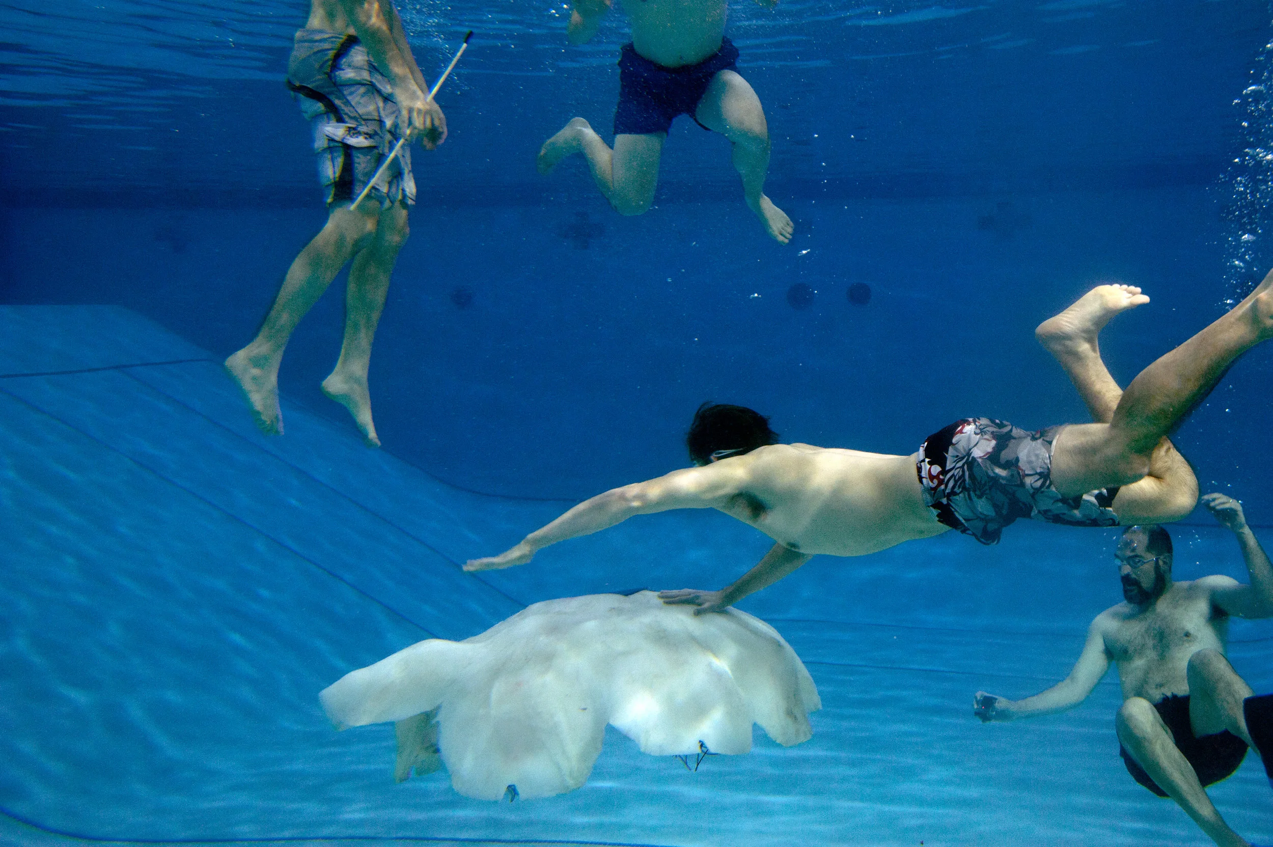 040313-engineering-robotjellyfishunderwater.jpg