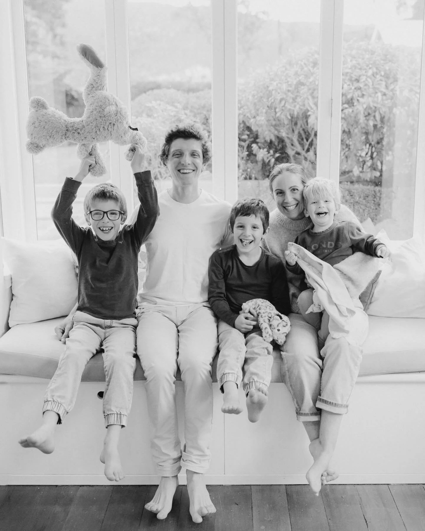Some black and white&rsquo;s of the wonderful Courtis family. A busy and beautiful household. Love capturing families at home and these two and their three boys were so much fun 🥳