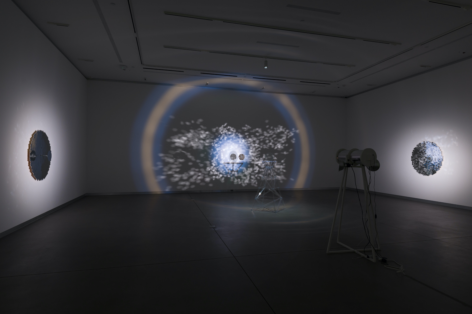   seeing environment , 2024, light, mirrors, glass, acrylic, aluminum, mylar, ponderosa, mica centro beam splitter: 65x30x30in/166x76x76cm este mirror: 48x48x12in/122x122x30.5cm sur light source: 65.5x38x25in/166x96.5x63.5cm oeste mirror: 48x48x12in/