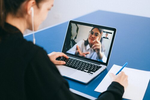BaseLang classes take place on Zoom.