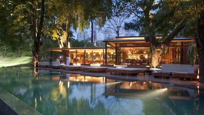 Cork & Screw Country Club, Suasana Poolside yang Santai