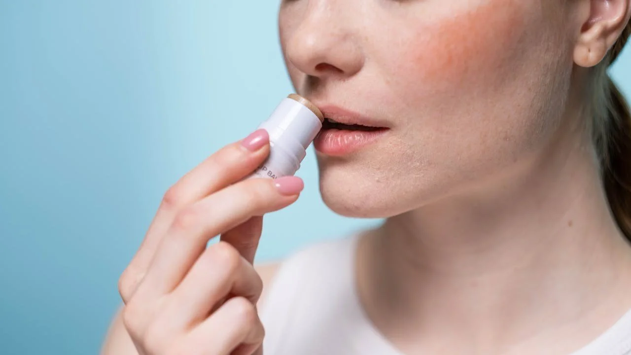 Produk Bibir yang Kurang Cocok Bisa Memicu Iritasi