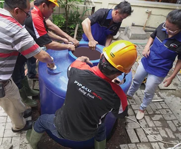 PROSES MEMASUKKAN TANGKI AIR PENDAM