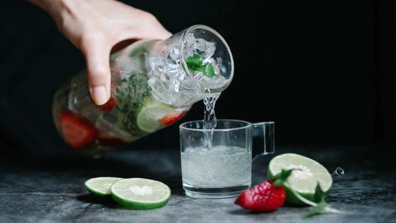 Infused Water Buah Segar untuk Membantu Hidrasi